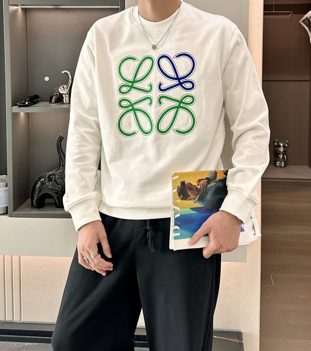Loewe /秋冬新品 定制顶级卫衣棉,面料特别有质感,重工刺绣!冬季必备单品,保暖性好。男女通穿,细节到位,版型超 Loewe /秋冬新品 定制顶级卫衣棉,面料特别有质感,重工刺绣!冬季必备单品,保暖性好。男女通穿,细节到位,版型超