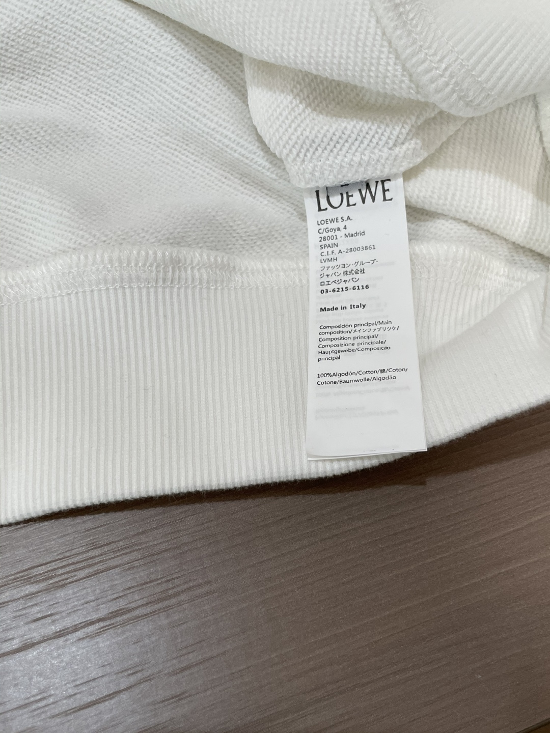 Loewe /秋冬新品 定制顶级卫衣棉,面料特别有质感,重工刺绣!冬季必备单品,保暖性好。男女通穿,细节到位,版型超 Loewe /秋冬新品 定制顶级卫衣棉,面料特别有质感,重工刺绣!冬季必备单品,保暖性好。男女通穿,细节到位,版型超