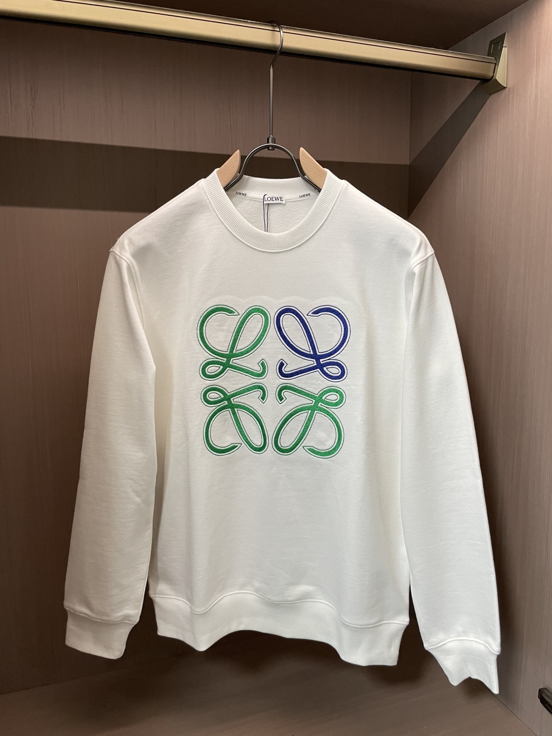 Loewe /秋冬新品 定制顶级卫衣棉,面料特别有质感,重工刺绣!冬季必备单品,保暖性好。男女通穿,细节到位,版型超 Loewe /秋冬新品 定制顶级卫衣棉,面料特别有质感,重工刺绣!冬季必备单品,保暖性好。男女通穿,细节到位,版型超