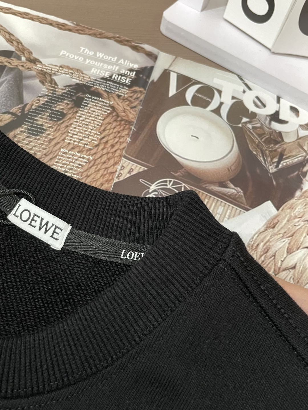 Loewe /秋冬新品 定制顶级卫衣棉,面料特别有质感,重工刺绣!冬季必备单品,保暖性好。男女通穿,细节到位,版型超赞 Loewe /秋冬新品 定制顶级卫衣棉,面料特别有质感,重工刺绣!冬季必备单品,保暖性好。男女通穿,细节到位,版型超赞