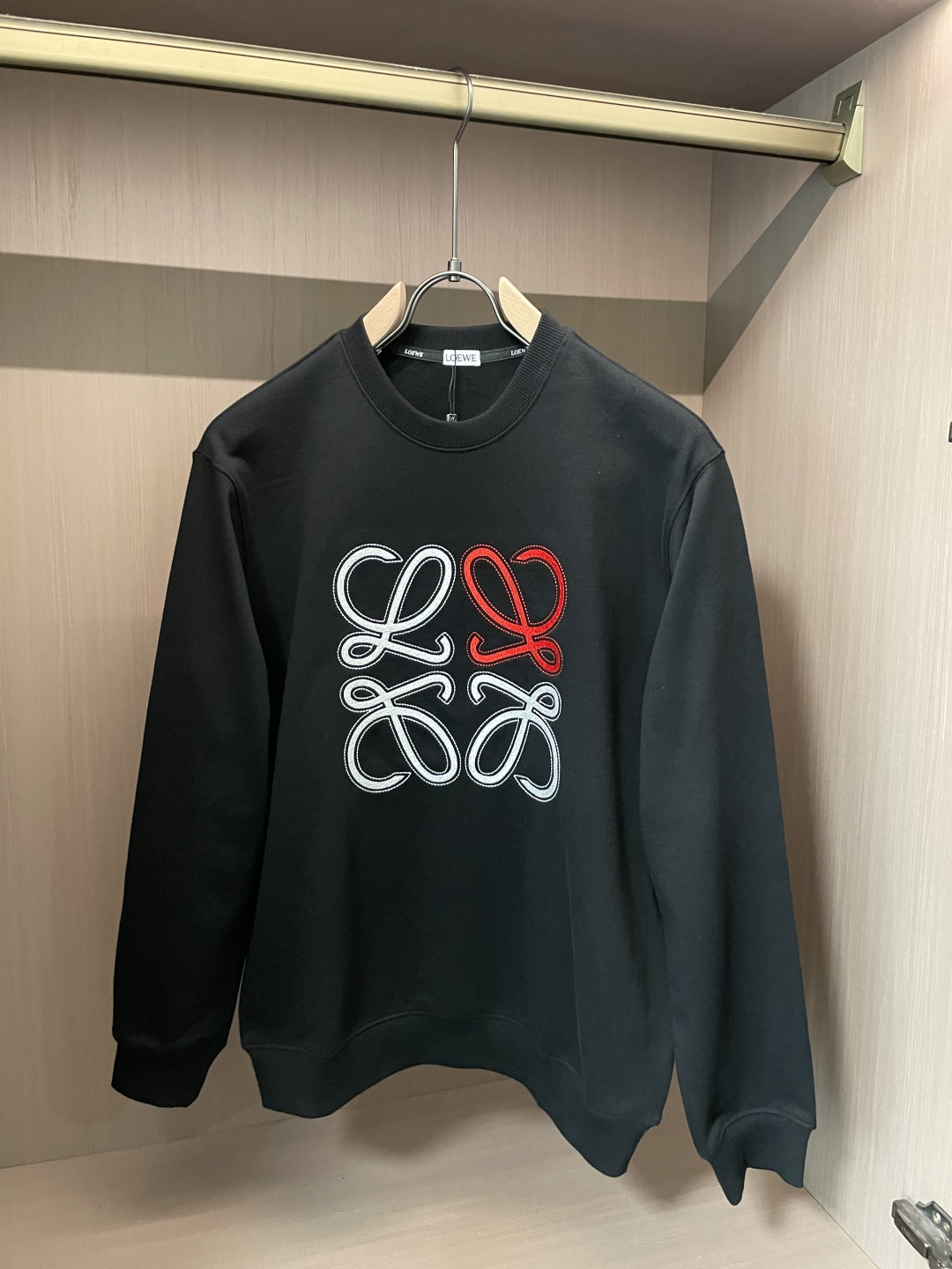 Loewe /秋冬新品 定制顶级卫衣棉,面料特别有质感,重工刺绣!冬季必备单品,保暖性好。男女通穿,细节到位,版型超赞 Loewe /秋冬新品 定制顶级卫衣棉,面料特别有质感,重工刺绣!冬季必备单品,保暖性好。男女通穿,细节到位,版型超赞