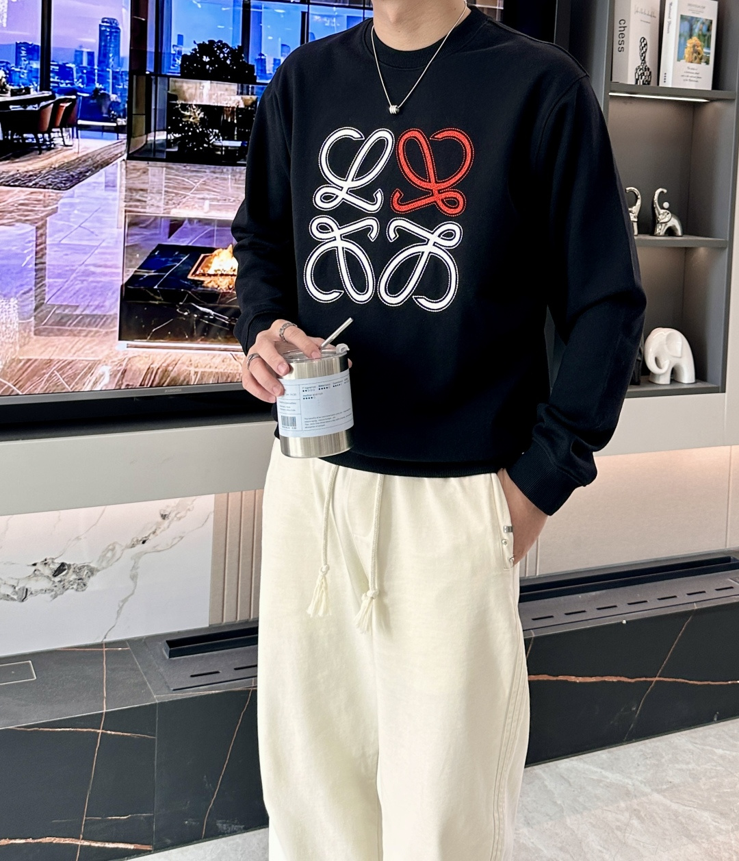 NO:571822,Loewe / 2025 autumn and winter new products, customized top-quality sweatshirt cotton, the fabric is particularly textured, and heavy embroidery!  A must-have item in winter, it has good warmth retention. It can be worn by both men and women, the details are in place, the shape is awesome, and the upper body effect is very good!  A versatile item!  Size M-XXL,,loewe,hoodie,sweatshirts,alexander wang19860909Loewe /2025秋冬新品 定制顶级卫衣棉,面料特别有质感,重工刺绣！冬季必备单品,保暖性好.男女通穿,细节到位,版型超赞,上身效果非常好！百搭单品！尺码M-XXL,,loewe,hoodie,sweatshirts,alexander wang,Men's clothing