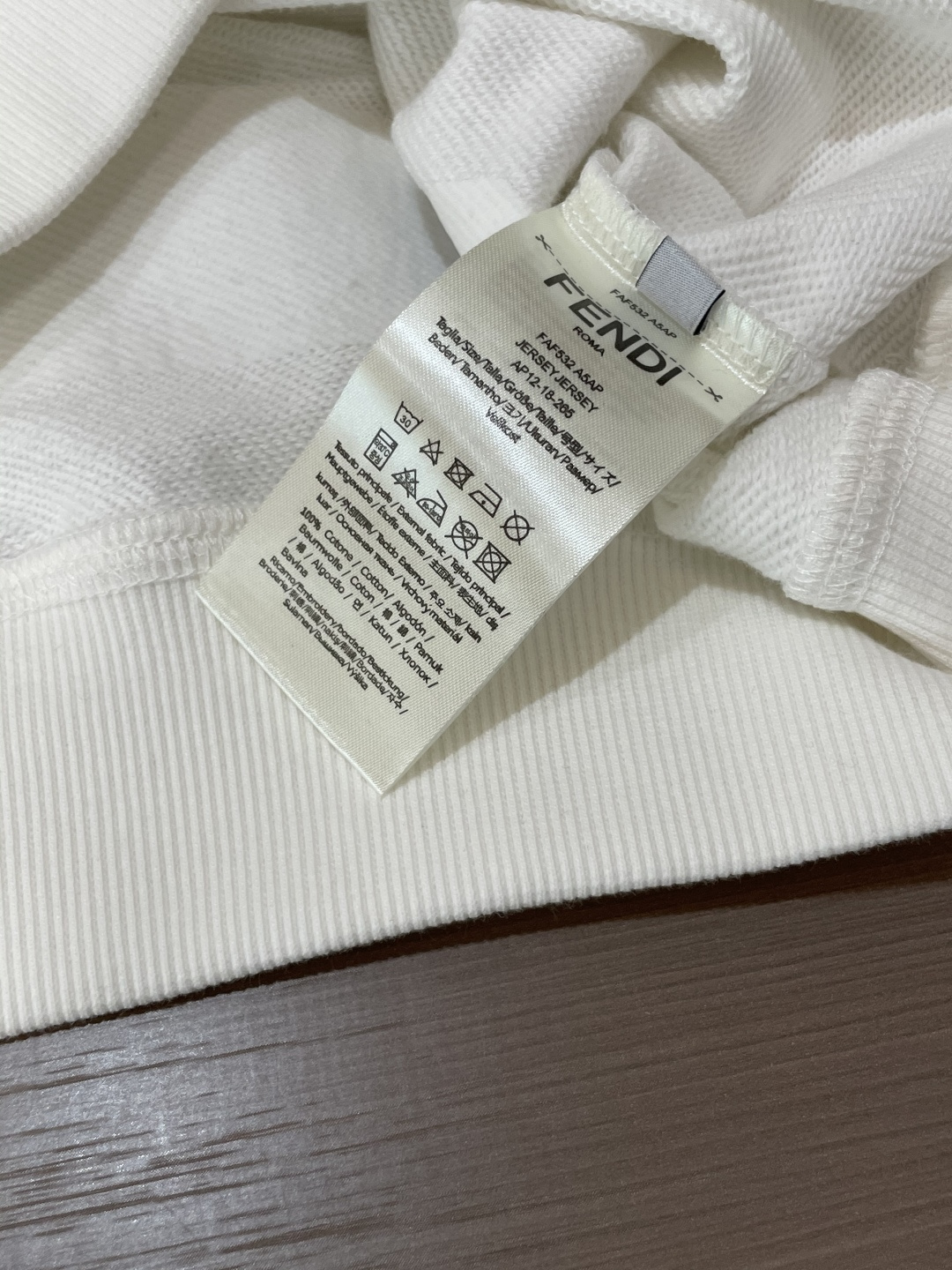 FD /秋冬新品 定制顶级卫衣棉,面料特别有质感,重工刺绣!冬季必备单品,保暖性好。男女通穿,细节到位,版型超赞,上身 FD /秋冬新品 定制顶级卫衣棉,面料特别有质感,重工刺绣!冬季必备单品,保暖性好。男女通穿,细节到位,版型超赞,上身