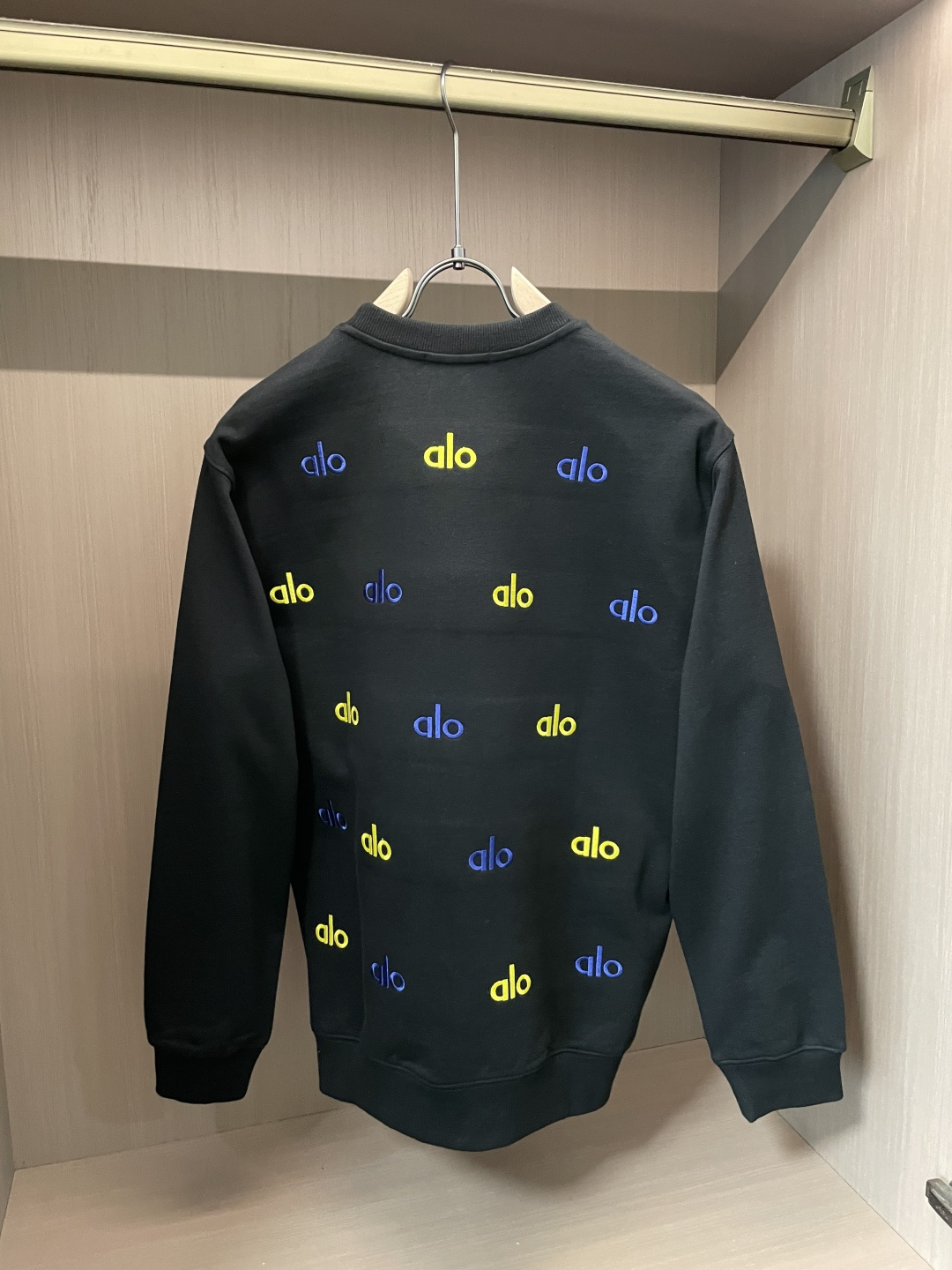 alo /秋冬新品 定制顶级卫衣棉,面料特别有质感,重工刺绣!冬季必备单品,保暖性好。男女通穿,细节到位,版型超赞,上 alo /秋冬新品 定制顶级卫衣棉,面料特别有质感,重工刺绣!冬季必备单品,保暖性好。男女通穿,细节到位,版型超赞,上