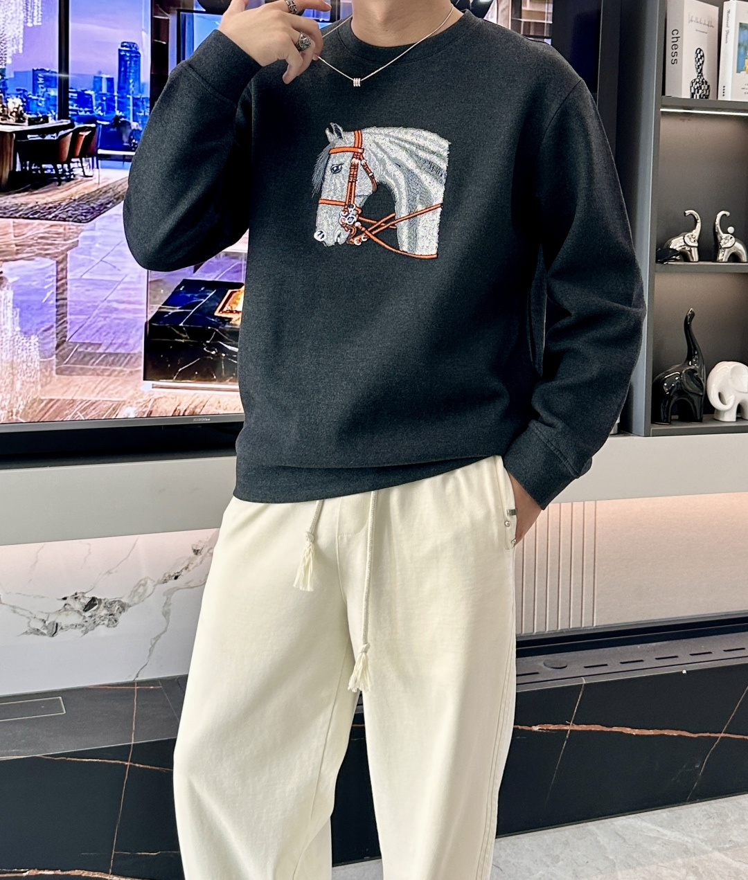 NO:571831,H Home·2025 Autumn and Winter New Round Neck Pullover Sweatshirt is made of imported high-count wool blended fabric, which is upright and stylish. Heavy craftsmanship embroidery patterns increase the three-dimensionality of the clothes and give them a refined and luxurious style!  Good craftsmanship and good fabrics can give you good taste. Color black sky blue code size M-3XL, hoodie, sweatshirts, alexander wang19860909H家·2025秋冬新款圆领套头卫衣 采用进口高支数羊毛混纺面料,立挺有型 重工艺刺绣图案,增加衣服立体感,赋予衣服精致华贵的格调！好工艺好面料才能穿出好品味 颜色黑色 天蓝 码数M-3XL,,hoodie,sweatshirts,alexander wang,Men's clothing