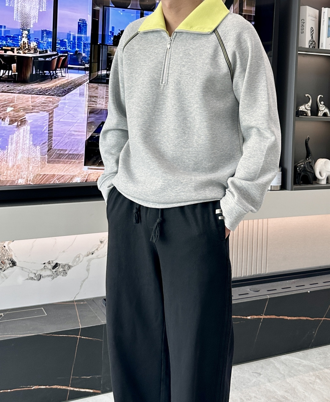 NO:571833,H family 2025 autumn and winter new style!  !  Official website model!  Continuing the classics, everything from the version to the design is trendy. The slightly wide version makes the overall upper body feel more fashionable. The blended air layer fabric makes the upper body comfortable and skin-friendly, warm and stylish!  And it has texture. The main product for autumn!  Color Black Gray Size M-3XL,,alexander wang19860909H家2025秋冬新款！！ 官网款！ 延续经典,从版型到设计都很有时代的新潮感 . 微阔版型,整体上身感更具时尚感. 混纺空气层面料,上身舒适亲肤,保暖有型！且具有质感.秋季主推款！ 颜色黑色 灰色 码数M-3XL,,alexander wang,Men's clothing