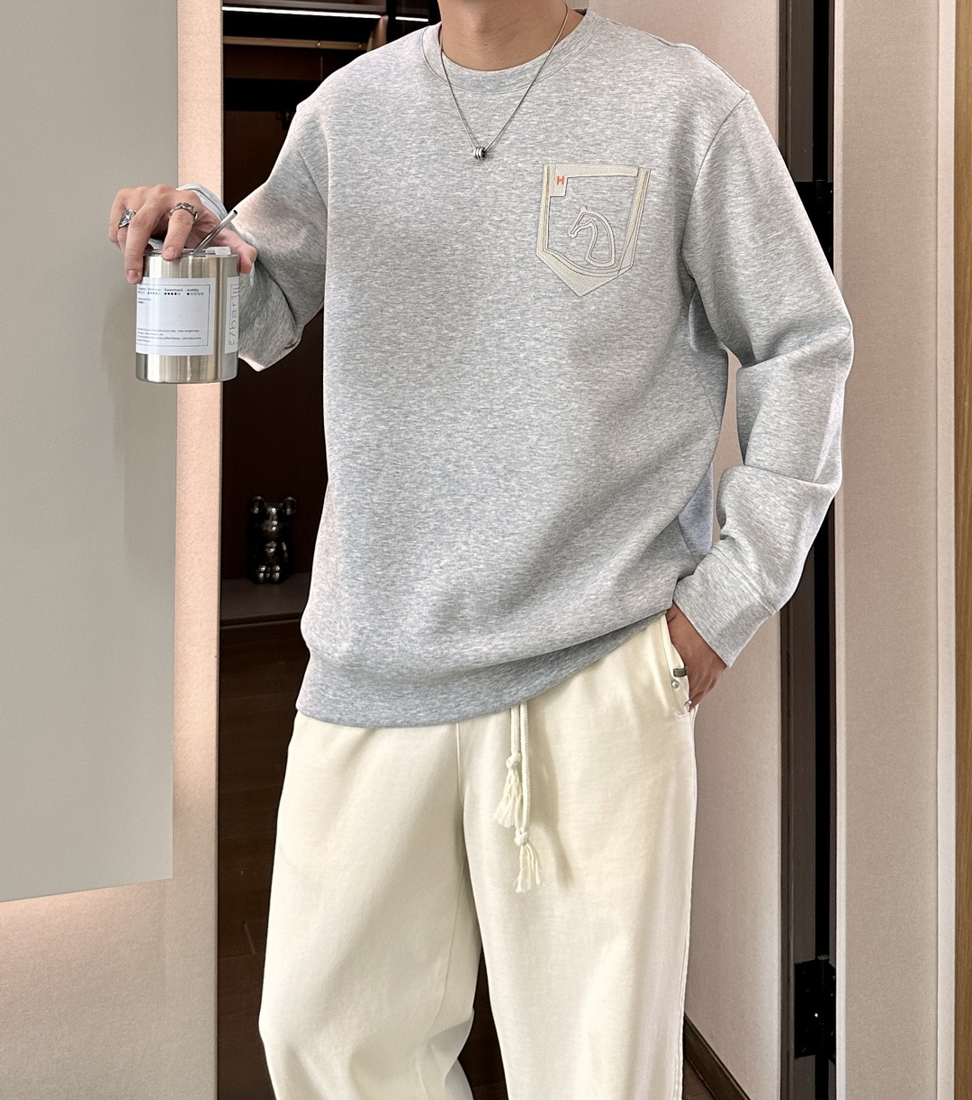 NO:571835,H family 2025 autumn and winter new style!  !  Continuing the classics, everything from the version to the design is trendy. The slightly wide version makes the overall upper body feel more fashionable. The blended air layer fabric makes the upper body comfortable and skin-friendly, warm and stylish!  And it has texture. The main product for autumn!  Color Black Gray Size M-3XL,,alexander wang19860909H家2025秋冬新款！！ 延续经典,从版型到设计都很有时代的新潮感 . 微阔版型,整体上身感更具时尚感. 混纺空气层面料,上身舒适亲肤,保暖有型！且具有质感.秋季主推款！ 颜色黑色 灰色 码数M-3XL,,alexander wang,Men's clothing