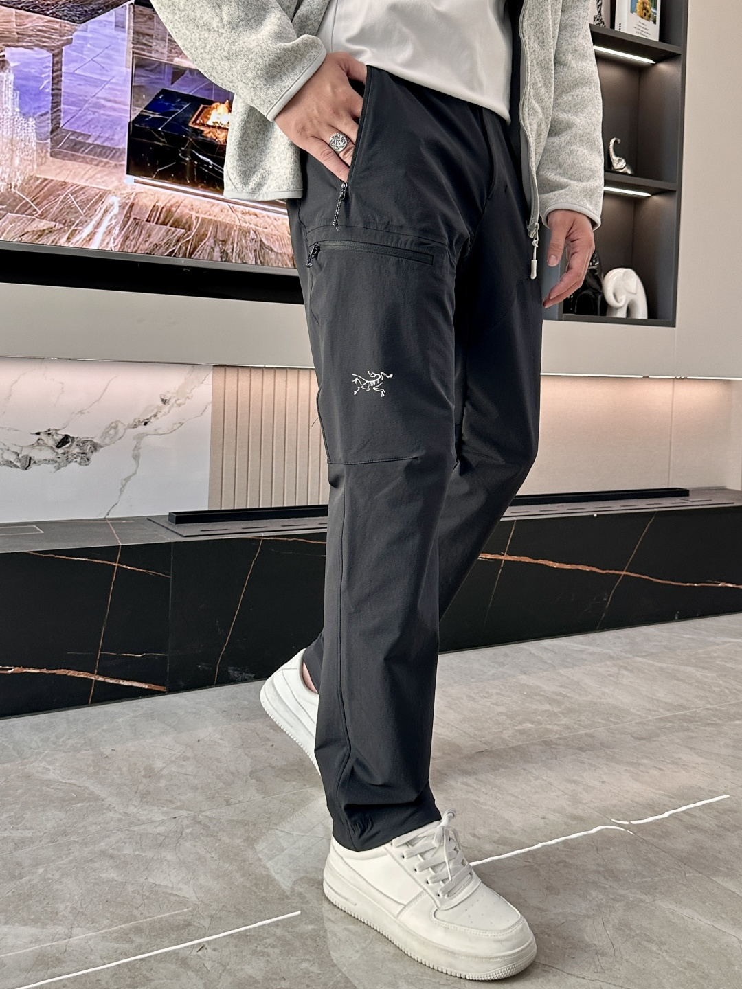 NO:571837,Arc'teryx men's casual pants, quick-drying fabric casual pants, the latest upper body style is invincible!  You can definitely close your eyes. This pair of pants is very versatile and has an elastic waist. It can be worn in daily work and outdoor sports. It is the perfect combination of fashion and leisure and outdoor sports, so it is your best choice whether you wear it daily or outdoors. Extreme comfort and quick perspiration are the most popular focus, improving the wearing comfort. It is suitable for aerobic exercise and cross-country running conditions. This type of running casual pants has an extremely wide range of applications, allowing you to naturally maintain your love for sports in the summer, and can also be worn in leisure life. Size  L-4XL,arc'teryx,alexander wang19860909始祖鸟 男士休闲裤 速干面料休闲裤,最新款上身版型无敌正！ 绝对可以闭眼收的一款 此款裤子非常百搭,弹力腰围,日常上班 户外运动都可以穿着,是时尚休闲与户外运动的完美结合,所以无论您平时穿或者户外穿都是您的最佳选择. 极致舒适和快速排汗是备受青睐的重点,提升穿着舒适度,适合有氧运动和越野跑条件下穿着,此款是一件适用范围极其广泛的跑步休闲裤,让你在夏天自然可以保持对运动热爱,也可以在休闲生活中穿着 尺码 L-4XL,arc'teryx,alexander wang,Men's clothing