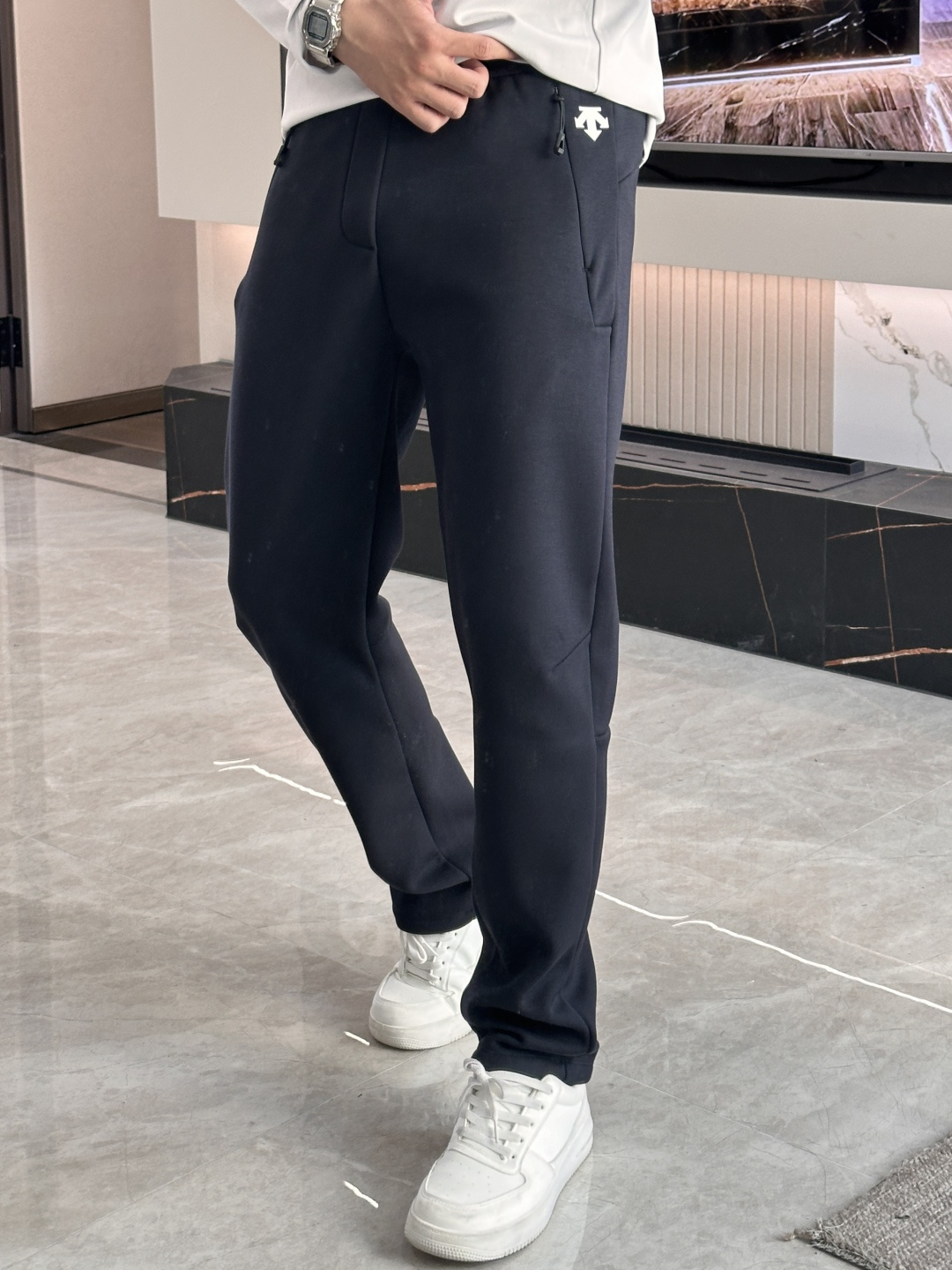 NO:571839,Descente men's casual pants, quick-drying fabric casual pants, the latest upper body style is invincible!  You can definitely close your eyes and close your eyes. This type of pants is very versatile and has an elastic waist. It can be worn in daily work and outdoor sports. It is the perfect combination of fashion, leisure and outdoor sports, so it is your best choice whether you wear it daily or outdoors. Extreme comfort and quick perspiration are the most popular focus, improving the wearing comfort. It is suitable for aerobic exercise and cross-country running. This type of running casual pants has an extremely wide range of applications, allowing you to naturally maintain your love for sports in the summer, and can also be worn in leisure life.  Size L-4XL,,alexander wang19860909迪桑特 男士休闲裤 速干面料休闲裤,最新款上身版型无敌正！ 绝对可以闭眼收的一款 此款裤子非常百搭,弹力腰围,日常上班 户外运动都可以穿着,是时尚休闲与户外运动的完美结合,所以无论您平时穿或者户外穿都是您的最佳选择. 极致舒适和快速排汗是备受青睐的重点,提升穿着舒适度,适合有氧运动和越野跑条件下穿着,此款是一件适用范围极其广泛的跑步休闲裤,让你在夏天自然可以保持对运动热爱,也可以在休闲生活中穿着 尺码L-4XL,,alexander wang,Men's clothing