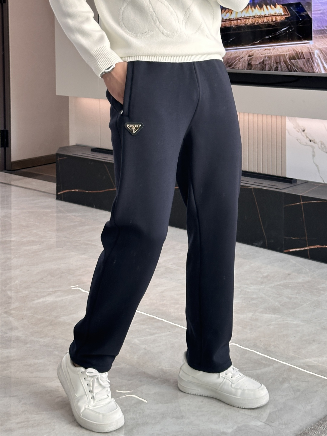 NO:571843,Prad2025 autumn and winter latest casual pants are lined with velvet and are very warm!  The shape is great, it can repair various leg shapes very well, and it is very personalized!  Soft and sweat-wicking, extremely comfortable. The waistband of the trouser legs is customized with elastic elastic bands and original accessories details. The upper body is sporty, casual and fashionable, a must-have for leisure and travel. Sizes L-XXXXL, prada, alexander wang19860909Prad2025秋冬最新休闲裤 内里加绒,非常保暖！版型超赞,能很好的修复各种腿型,非常个性！柔软排汗,舒适度极高.裤腿腰部订制松紧橡筋、原版辅料细节.上身运动休闲时尚,出街休闲、外出旅游必备. 尺码L-XXXXL,,prada,alexander wang,Men's clothing
