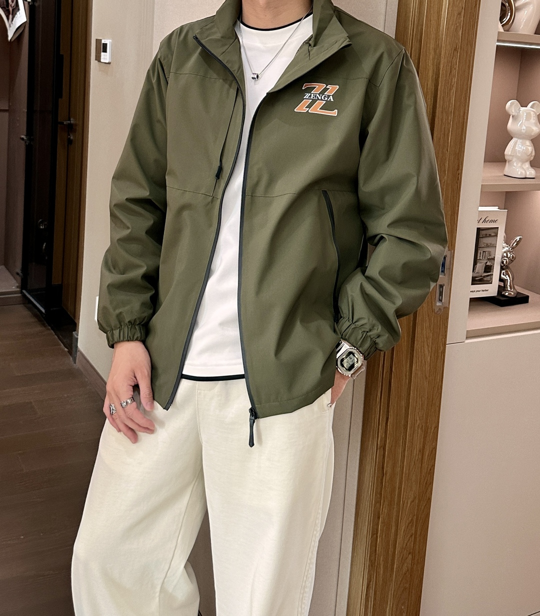 NO:572750,Ermenegildo Zegna autumn and winter casual jackets, the latest fashionable casual zipper jackets, fashionable jackets! The trading company channels are rare, and they are sold simultaneously on the official website. The high-quality products that the male god is most looking forward to are coming, allowing you to feel what real luxury has connotation! This jacket is made of professionally customized lightweight technical fabrics. The surface is clean, smooth and shiny, and the texture is obvious through the screen. The upper body is comfortable, light and not stuffy, giving you the most enjoyable wearing experience!  It perfectly enhances the overall sense of luxury and class, and you can get the high-end luxury atmosphere at a glance! The jacket is cut in a basic and conventional style, and the upper body is versatile, simple and unobtrusive. It can easily cope with various occasions and environments. It is undoubtedly a must-have product for daily commuting! Sizes M～3XL,,zegna,jackets & coats,jackets & coats,alexander wang19860909杰尼亚 秋冬休闲夹克外套,最新时尚休闲拉链夹克,时尚夹克外套!贸易公司渠道稀出,同步官网发售,男神最为期待的精品狠货重磅来袭,让你感受到什么叫真正的高奢有内涵!此款夹克外套选用了专业定制的轻薄科技面料制成,表面整洁光滑且富有光泽,质感透过屏幕都显而易 见,上身舒适轻盈不闷热, 给你最为享受的穿着体验！完美提升了整体的奢华档次感,一眼就能Get到的高端奢华气息!基础常规的夹克版型裁剪,上身百搭简约不挑人,轻松应对各种场合与环境,属于日常通勤必备的臻品无疑!尺码M～3XL,,zegna,jackets & coats,jackets & coats,alexander wang,Men's clothing