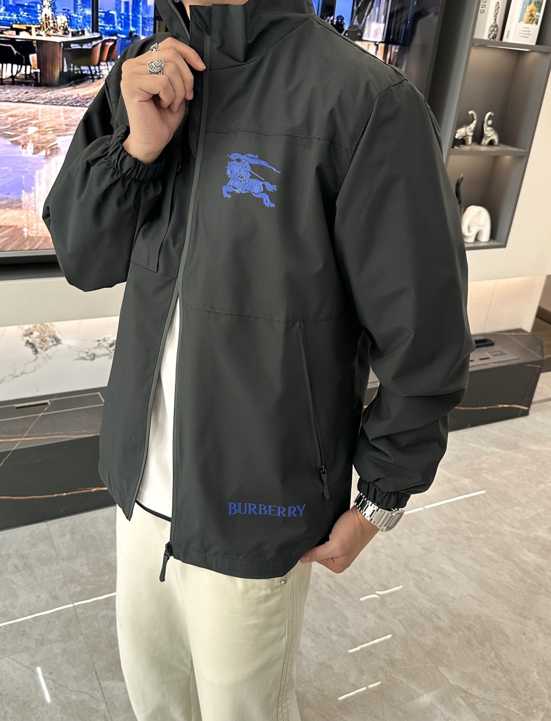 NO:572751,BUR autumn and winter casual jackets, the latest fashionable casual zipper jackets, fashionable jackets! Trading company channels are rare, and they are sold simultaneously on the official website. The most anticipated high-quality goods by male gods are coming, allowing you to feel what real luxury has connotation! This jacket is made of professionally customized lightweight technical fabrics. The surface is neat, smooth and shiny, and the texture is obvious through the screen. The upper body is comfortable, light and not stuffy, giving you the most enjoyable wearing experience!  It perfectly enhances the overall sense of luxury and class, and you can get the high-end luxury atmosphere at a glance! The jacket is cut in a basic and conventional style, and the upper body is versatile, simple and unobtrusive. It can easily cope with various occasions and environments. It is undoubtedly a must-have product for daily commuting! Sizes M～3XL,,burberry,jackets & coats,jackets & coats,alexander wang19860909BUR 秋冬休闲夹克外套,最新时尚休闲拉链夹克,时尚夹克外套!贸易公司渠道稀出,同步官网发售,男神最为期待的精品狠货重磅来袭,让你感受到什么叫真正的高奢有内涵!此款夹克外套选用了专业定制的轻薄科技面料制成,表面整洁光滑且富有光泽,质感透过屏幕都显而易 见,上身舒适轻盈不闷热, 给你最为享受的穿着体验！完美提升了整体的奢华档次感,一眼就能Get到的高端奢华气息!基础常规的夹克版型裁剪,上身百搭简约不挑人,轻松应对各种场合与环境,属于日常通勤必备的臻品无疑!尺码M～3XL,,burberry,jackets & coats,jackets & coats,alexander wang,Men's clothing