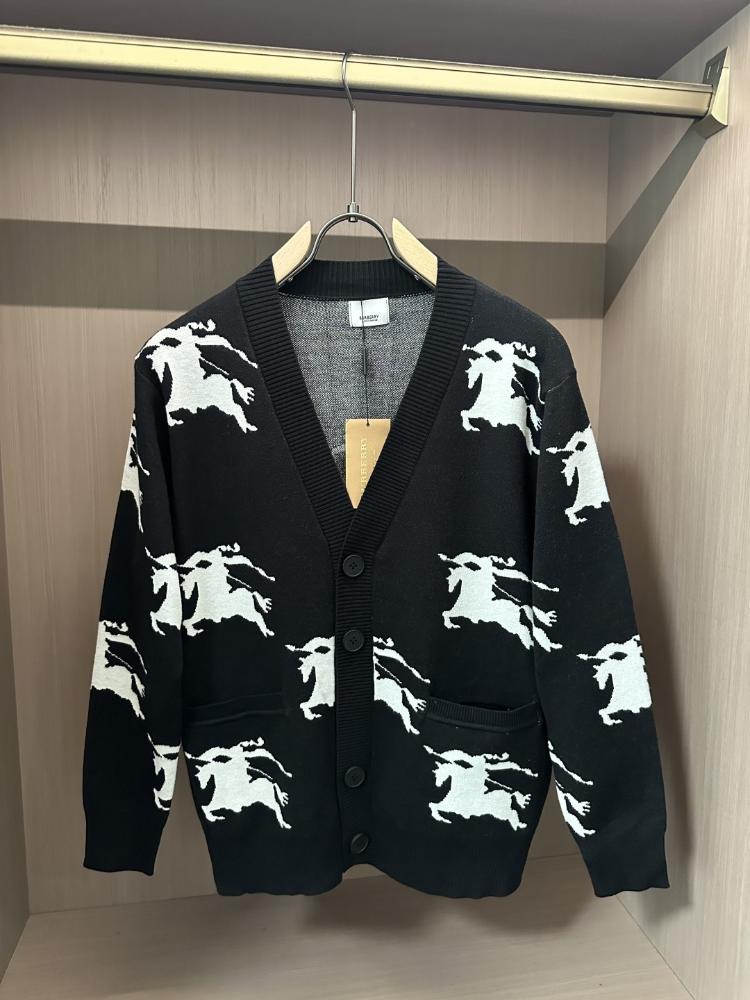 NO:572733,BUR's new cardigan knitted sweater!  Classics never go out of style!  The appearance is simple and clean, you can wear it alone in autumn, and it is best worn as an inner layer in late winter!  Customized imported high-thread-count wool blended fabric, which has been smoothed and is skin-friendly without irritation!  It has good warmth retention and comfort at the same time!  Size L-3XL,,burberry,sweaters,alexander wang19860909BUR 新款开衫针织毛衣！经典永不过时！外观简洁干净,秋日可以单穿,深冬最为内搭！定制进口高支数羊毛混纺面料,经过柔顺处理,亲肤不扎！同时具有良好的保暖性与舒适性！码数L-3XL,,burberry,sweaters,alexander wang,Men's clothing