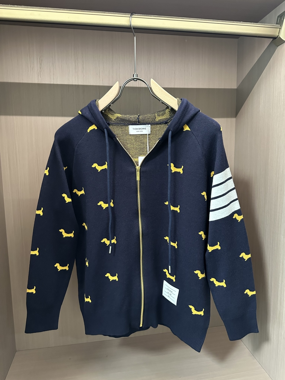 NO:572735,TB new cardigan knitted sweater!  Classics never go out of style!  The appearance is simple and clean, you can wear it alone in autumn, and it is best worn as an inner layer in late winter!  Customized imported high-thread-count wool blended fabric, which has been smoothed and is skin-friendly without irritation!  It has good warmth retention and comfort at the same time!  Size L-3XL,,sweaters,alexander wang19860909TB 新款开衫针织毛衣！经典永不过时！外观简洁干净,秋日可以单穿,深冬最为内搭！定制进口高支数羊毛混纺面料,经过柔顺处理,亲肤不扎！同时具有良好的保暖性与舒适性！码数L-3XL,,sweaters,alexander wang,Men's clothing