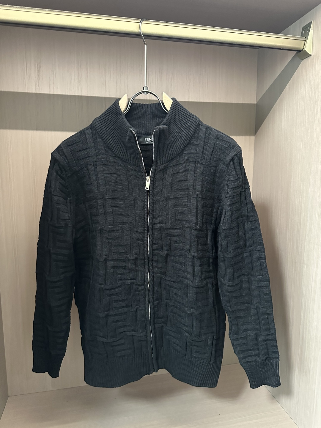 NO:572737,FD new cardigan knitted sweater!  Classics never go out of style!  The appearance is simple and clean, you can wear it alone in autumn, and it is best worn as an inner layer in late winter!  Customized imported high-thread-count wool blended fabric, which has been smoothed and is skin-friendly without irritation!  It has good warmth retention and comfort at the same time!  Size L-3XL,,sweaters,alexander wang19860909FD 新款开衫针织毛衣！经典永不过时！外观简洁干净,秋日可以单穿,深冬最为内搭！定制进口高支数羊毛混纺面料,经过柔顺处理,亲肤不扎！同时具有良好的保暖性与舒适性！码数L-3XL,,sweaters,alexander wang,Men's clothing