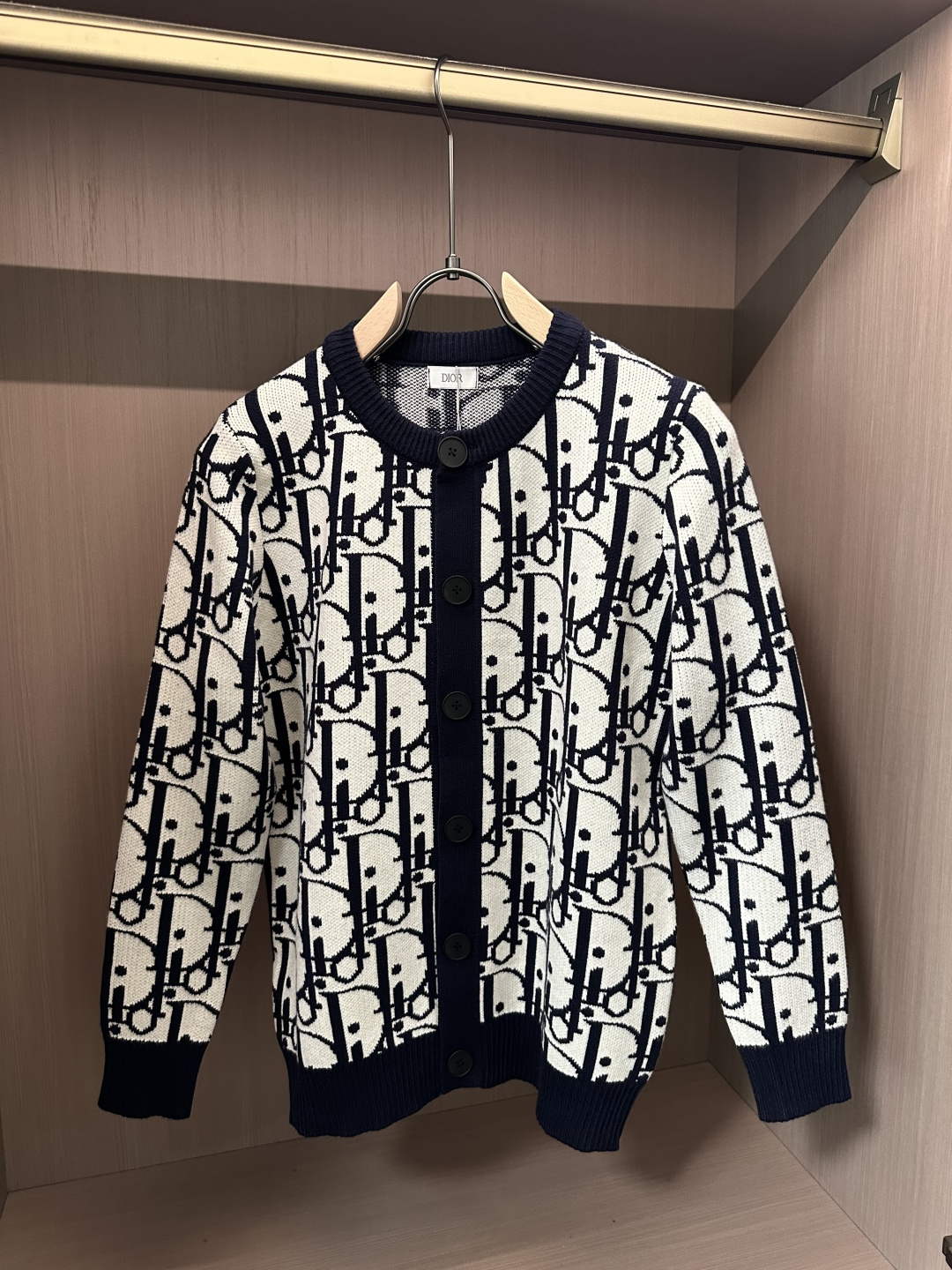 NO:572739,Dior’s new cardigan knitted sweater!  Classics never go out of style!  The appearance is simple and clean, you can wear it alone in autumn, and it is best worn as an inner layer in late winter!  Customized imported high-thread-count wool blended fabric, which has been smoothed and is skin-friendly without irritation!  It has good warmth retention and comfort at the same time!  Size L-3XL,,dior,sweaters,alexander wang19860909Dior 新款开衫针织毛衣！经典永不过时！外观简洁干净,秋日可以单穿,深冬最为内搭！定制进口高支数羊毛混纺面料,经过柔顺处理,亲肤不扎！同时具有良好的保暖性与舒适性！码数L-3XL,,dior,sweaters,alexander wang,Men's clothing