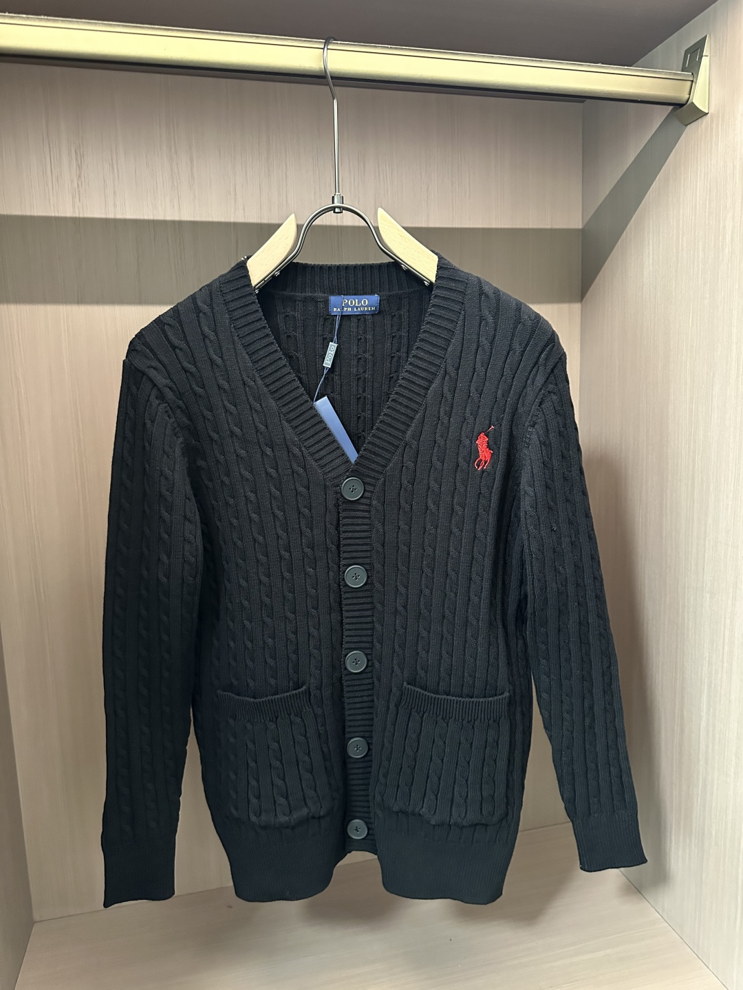 NO:572741,Ralph Lauren’s new cardigan knitted sweater!  Classics never go out of style!  The appearance is simple and clean, you can wear it alone in autumn, and it is best worn as an inner layer in late winter!  Customized imported high-thread-count wool blended fabric, which has been smoothed and is skin-friendly without irritation!  It has good warmth retention and comfort at the same time!  Size L-3XL,,sweaters,alexander wang19860909拉夫劳伦 新款开衫针织毛衣！经典永不过时！外观简洁干净,秋日可以单穿,深冬最为内搭！定制进口高支数羊毛混纺面料,经过柔顺处理,亲肤不扎！同时具有良好的保暖性与舒适性！码数L-3XL,,sweaters,alexander wang,Men's clothing