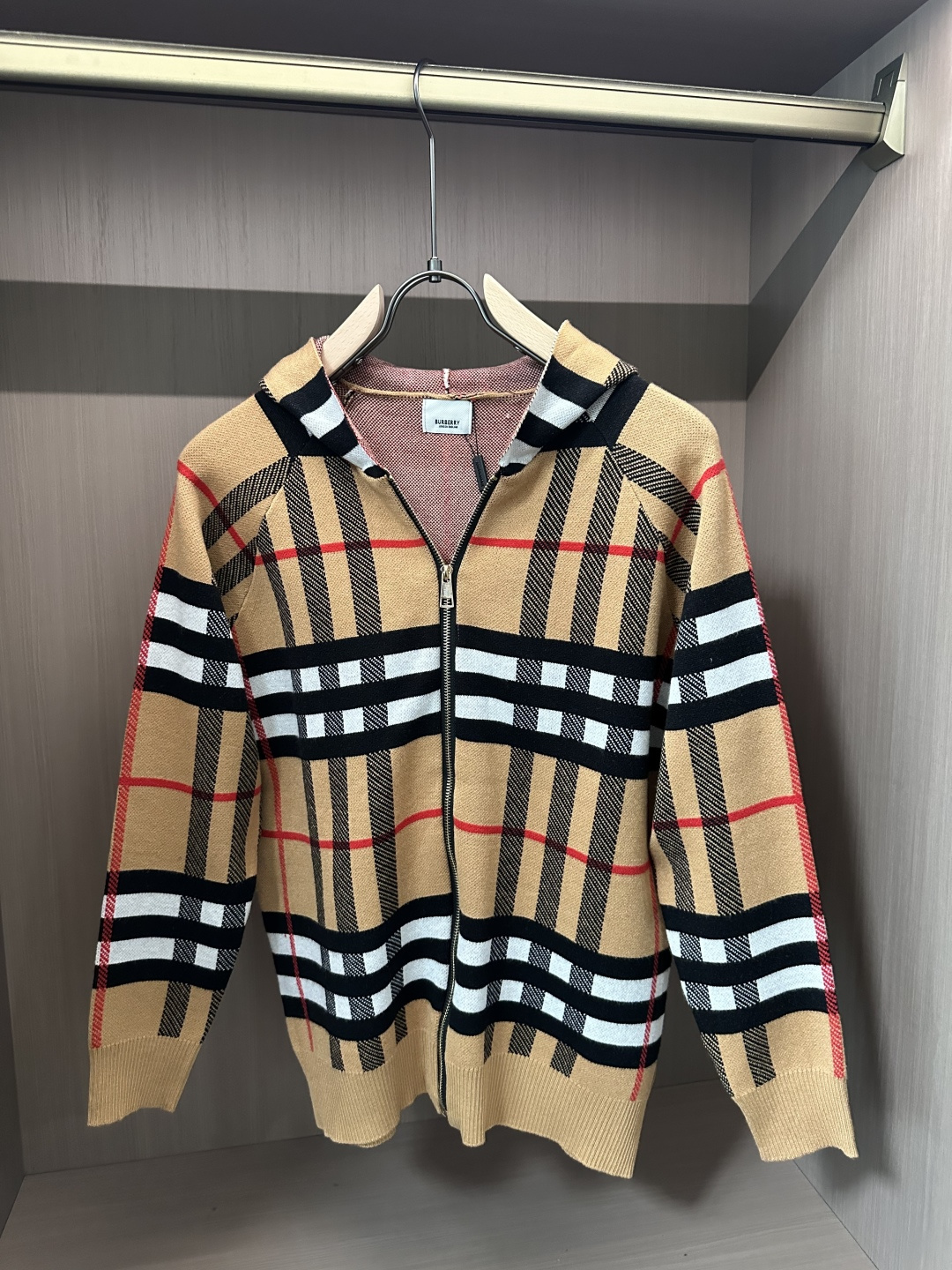 NO:572743,BUR's new cardigan knitted sweater!  Classics never go out of style!  The appearance is simple and clean, you can wear it alone in autumn, and it is best worn as an inner layer in late winter!  Customized imported high-thread-count wool blended fabric, which has been smoothed and is skin-friendly without irritation!  It has good warmth retention and comfort at the same time!  Size L-3XL,,burberry,sweaters,alexander wang19860909BUR 新款开衫针织毛衣！经典永不过时！外观简洁干净,秋日可以单穿,深冬最为内搭！定制进口高支数羊毛混纺面料,经过柔顺处理,亲肤不扎！同时具有良好的保暖性与舒适性！码数L-3XL,,burberry,sweaters,alexander wang,Men's clothing