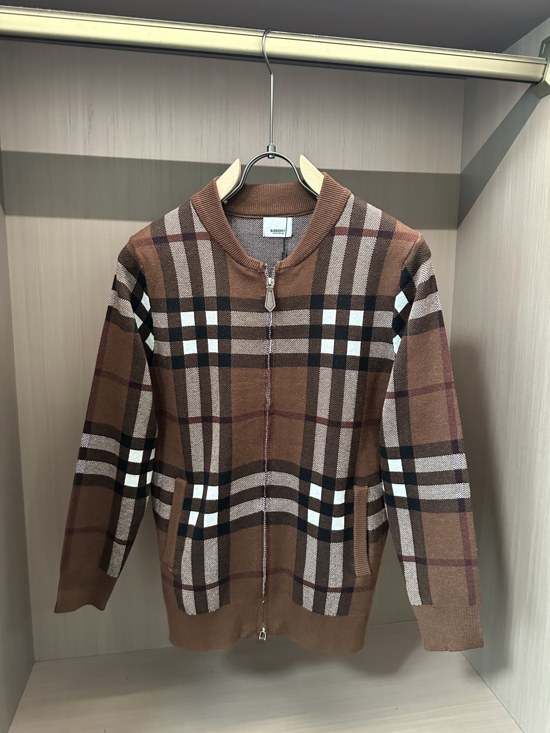 NO:572744,Bur's new cardigan knitted sweater!  Classics never go out of style!  The appearance is simple and clean, you can wear it alone in autumn, and it is best worn as an inner layer in late winter!  Customized imported high-thread-count wool blended fabric, which has been smoothed and is skin-friendly without irritation!  It has good warmth retention and comfort at the same time!  Size L-3XL,,burberry,sweaters,alexander wang19860909Bur 新款开衫针织毛衣！经典永不过时！外观简洁干净,秋日可以单穿,深冬最为内搭！定制进口高支数羊毛混纺面料,经过柔顺处理,亲肤不扎！同时具有良好的保暖性与舒适性！码数L-3XL,,burberry,sweaters,alexander wang,Men's clothing