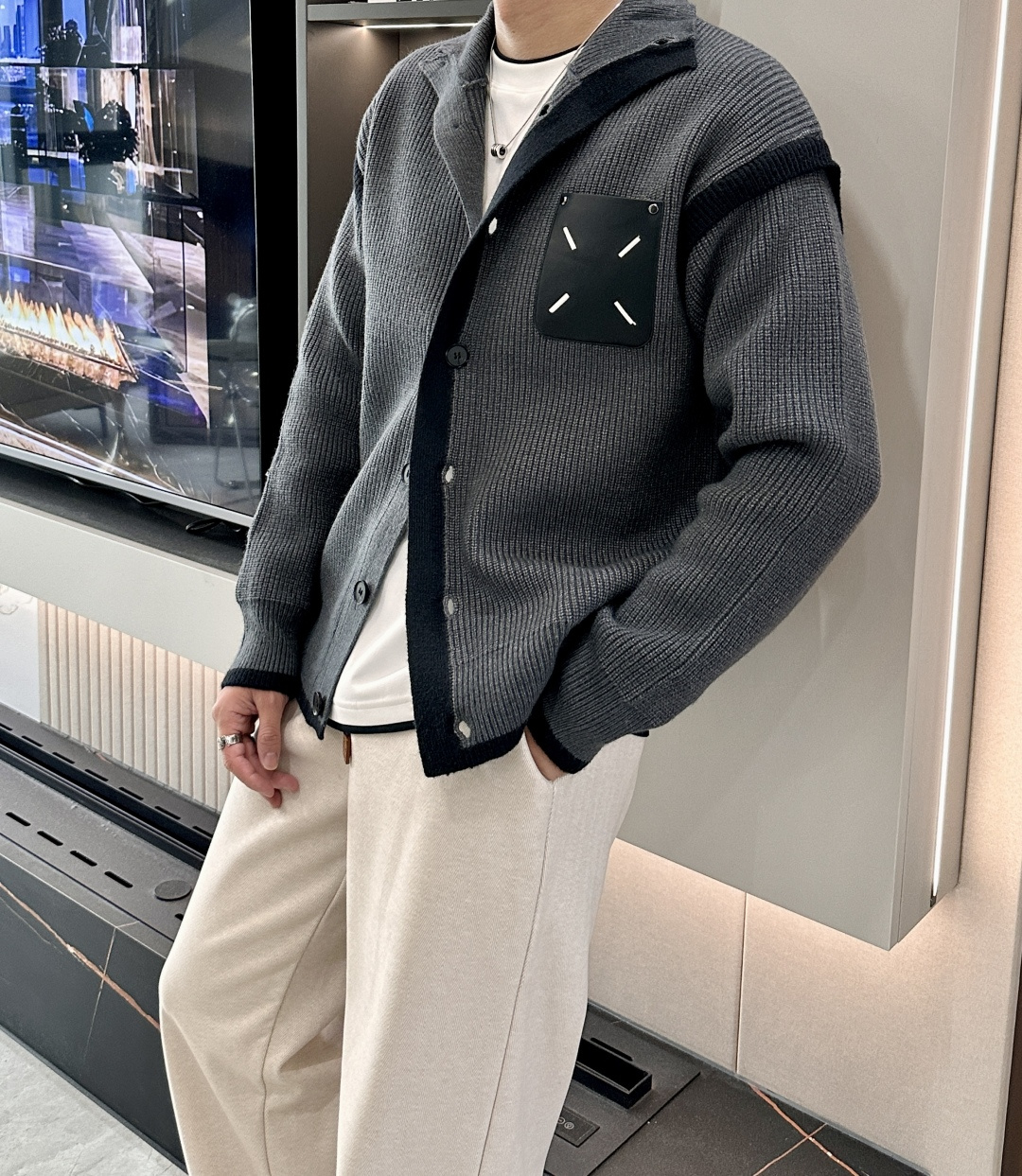 马吉拉 FW25秋冬新品经典开衫毛衣-对色定染羊毛混纺棉纱线，高克重高密度超高品质，毛料柔软细腻亲肤，触