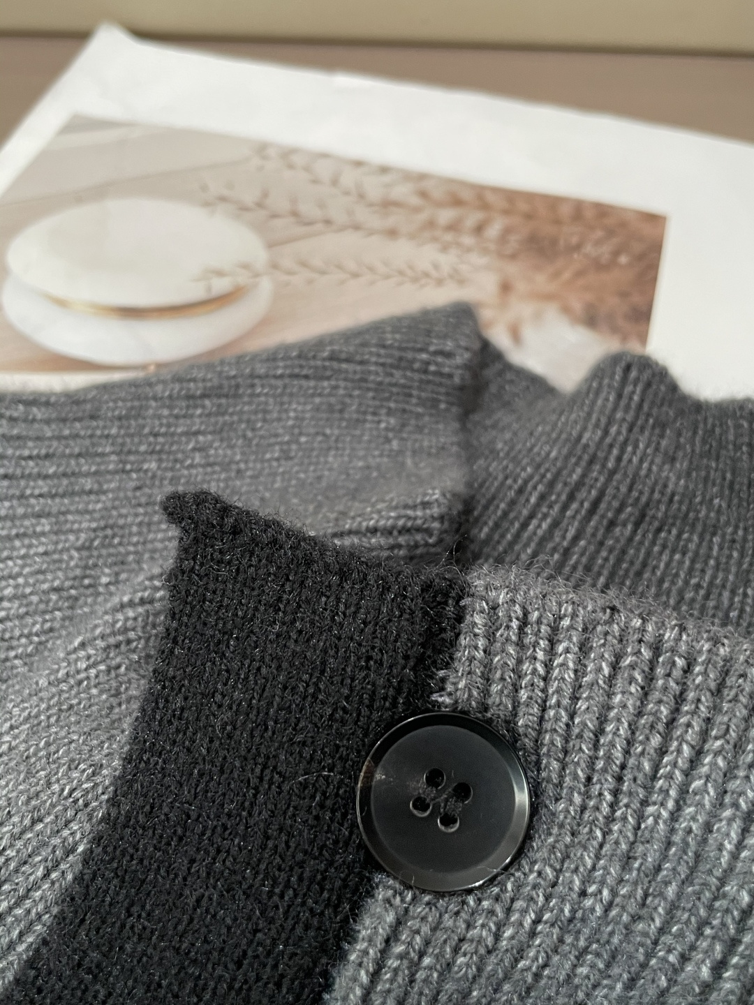 马吉拉 FW25秋冬新品经典开衫毛衣-对色定染羊毛混纺棉纱线，高克重高密度超高品质，毛料柔软细腻亲肤，触