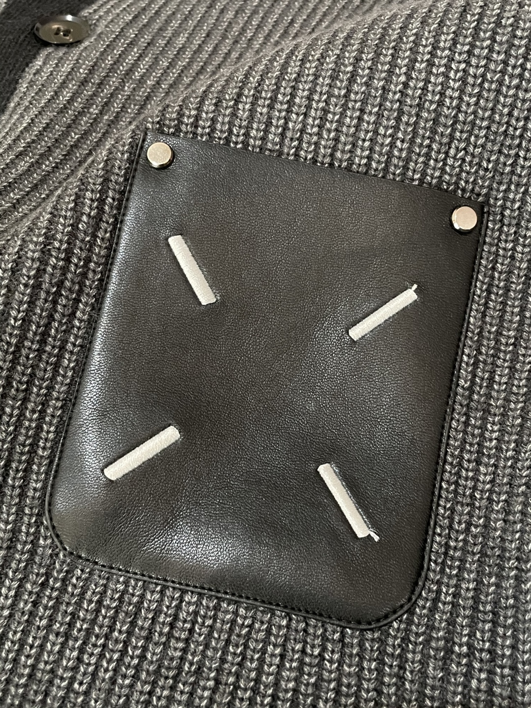 马吉拉 FW25秋冬新品经典开衫毛衣-对色定染羊毛混纺棉纱线，高克重高密度超高品质，毛料柔软细腻亲肤，触