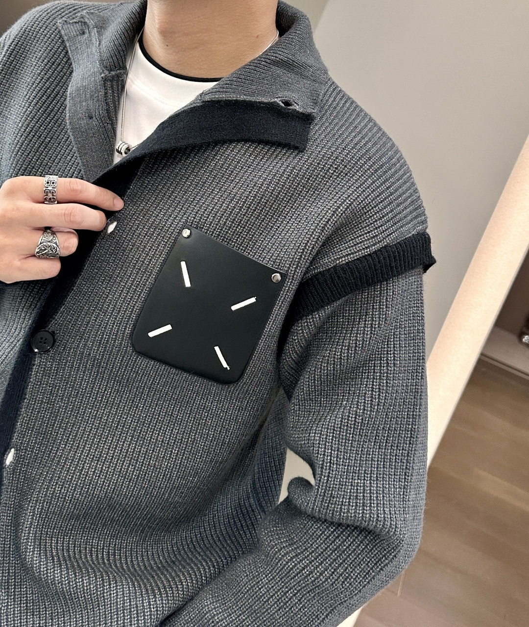 马吉拉 FW25秋冬新品经典开衫毛衣-对色定染羊毛混纺棉纱线，高克重高密度超高品质，毛料柔软细腻亲肤，触