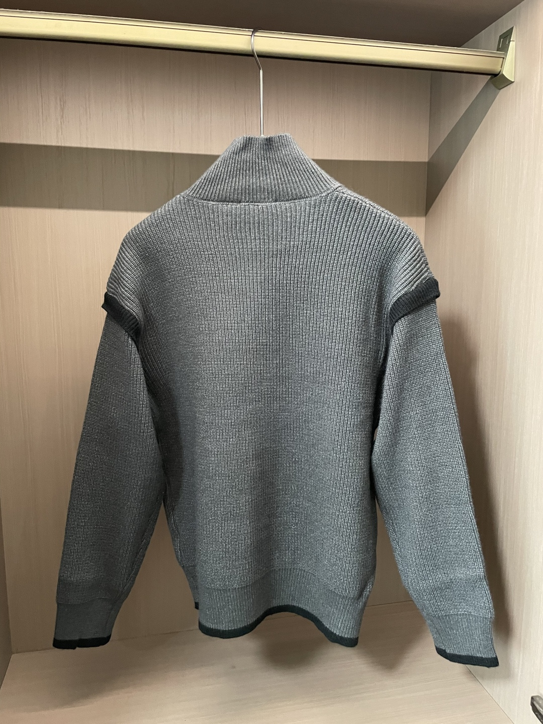 马吉拉 FW25秋冬新品经典开衫毛衣-对色定染羊毛混纺棉纱线，高克重高密度超高品质，毛料柔软细腻亲肤，触
