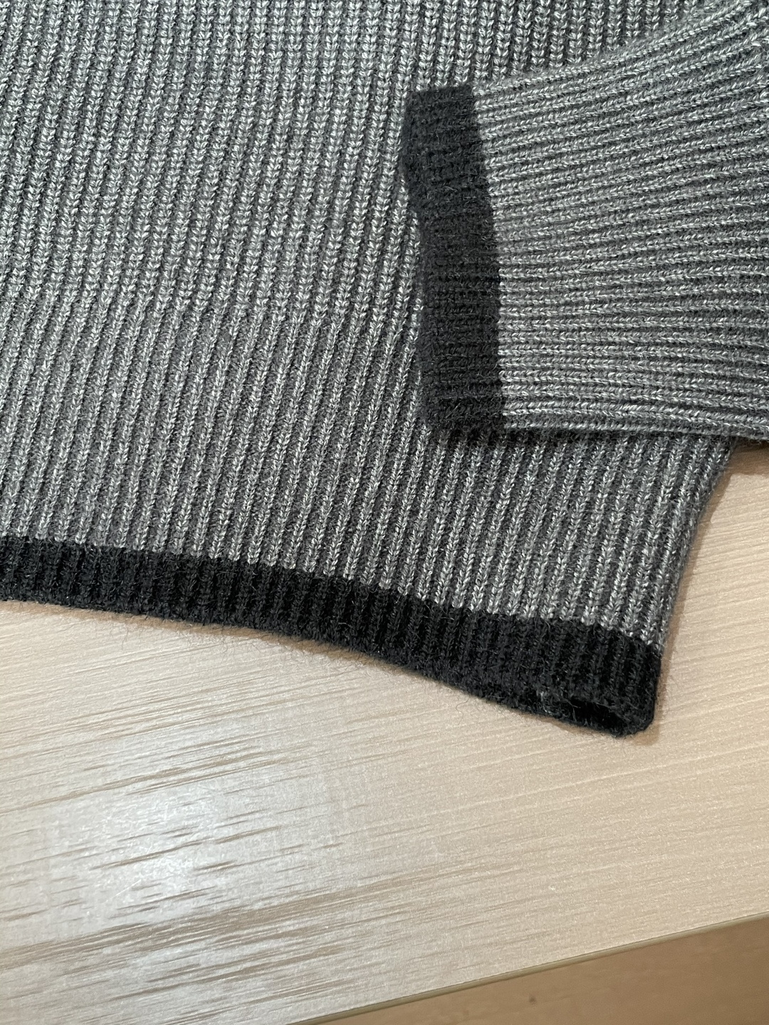 马吉拉 FW25秋冬新品经典开衫毛衣-对色定染羊毛混纺棉纱线，高克重高密度超高品质，毛料柔软细腻亲肤，触