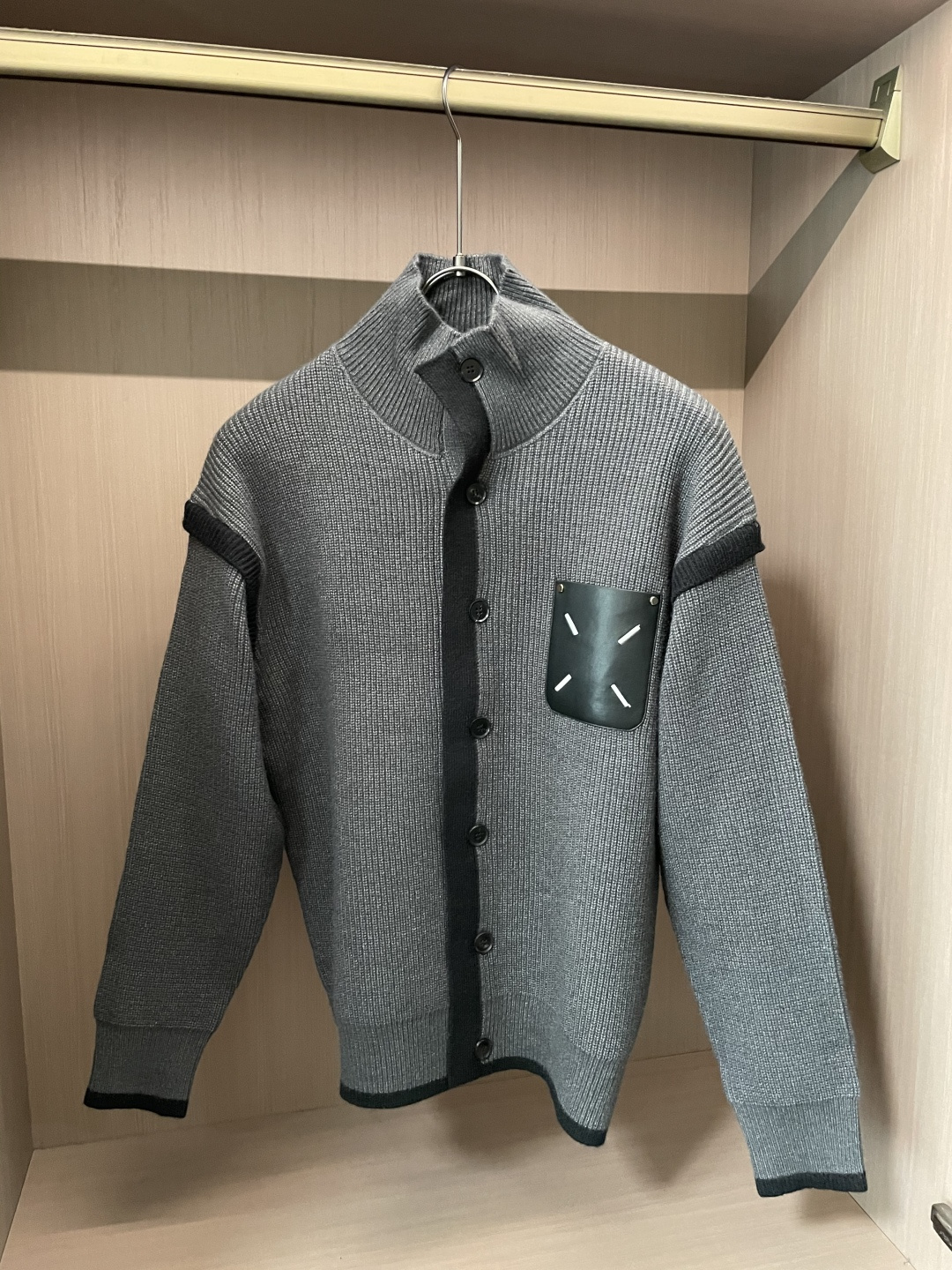 马吉拉 FW25秋冬新品经典开衫毛衣-对色定染羊毛混纺棉纱线，高克重高密度超高品质，毛料柔软细腻亲肤，触