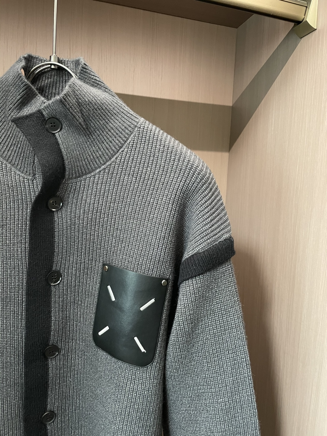 马吉拉 FW25秋冬新品经典开衫毛衣-对色定染羊毛混纺棉纱线，高克重高密度超高品质，毛料柔软细腻亲肤，触