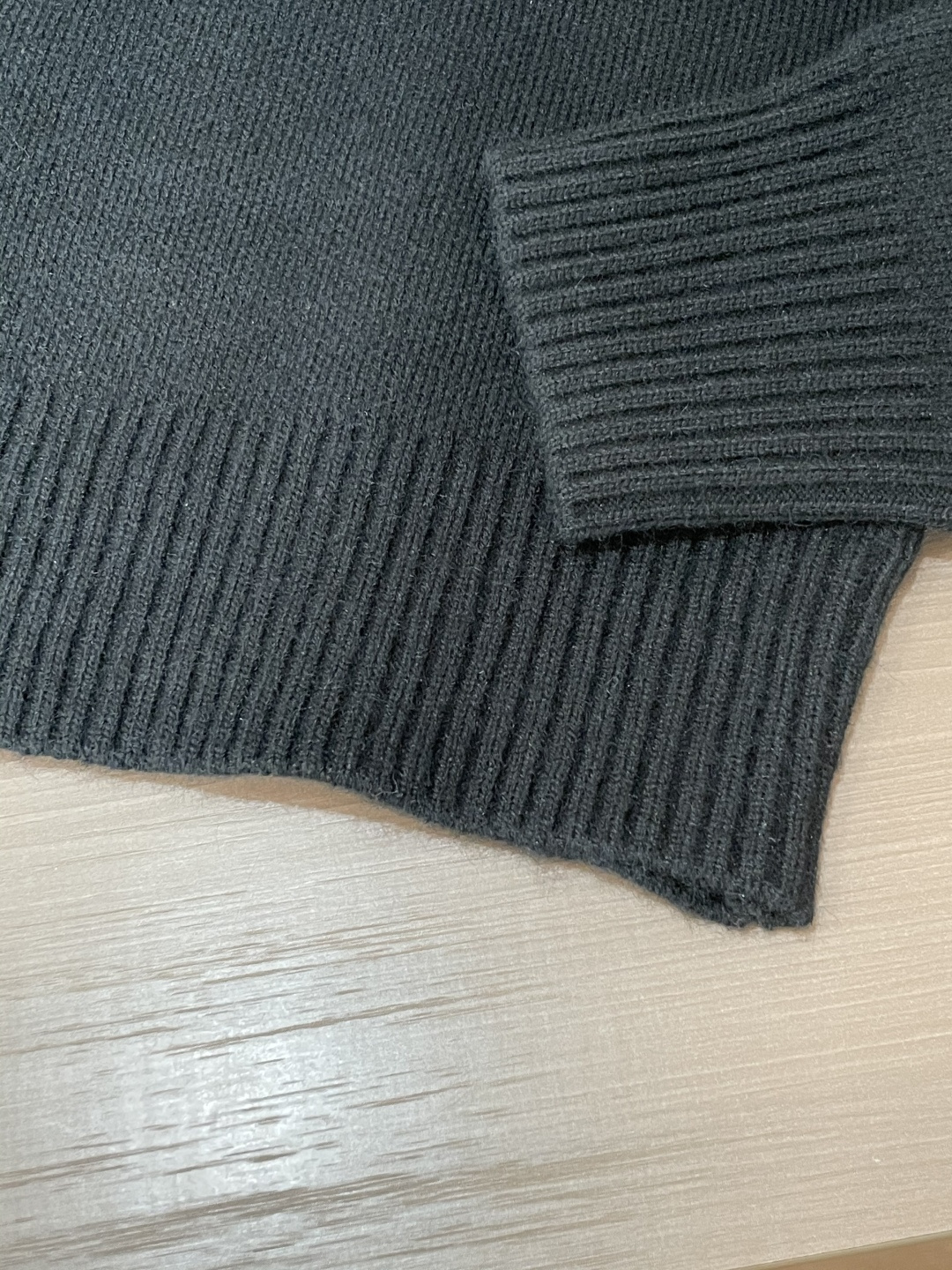 马吉拉 FW25秋冬新品经典开衫毛衣-对色定染羊毛混纺棉纱线，高克重高密度超高品质，毛料柔软细腻亲肤，触