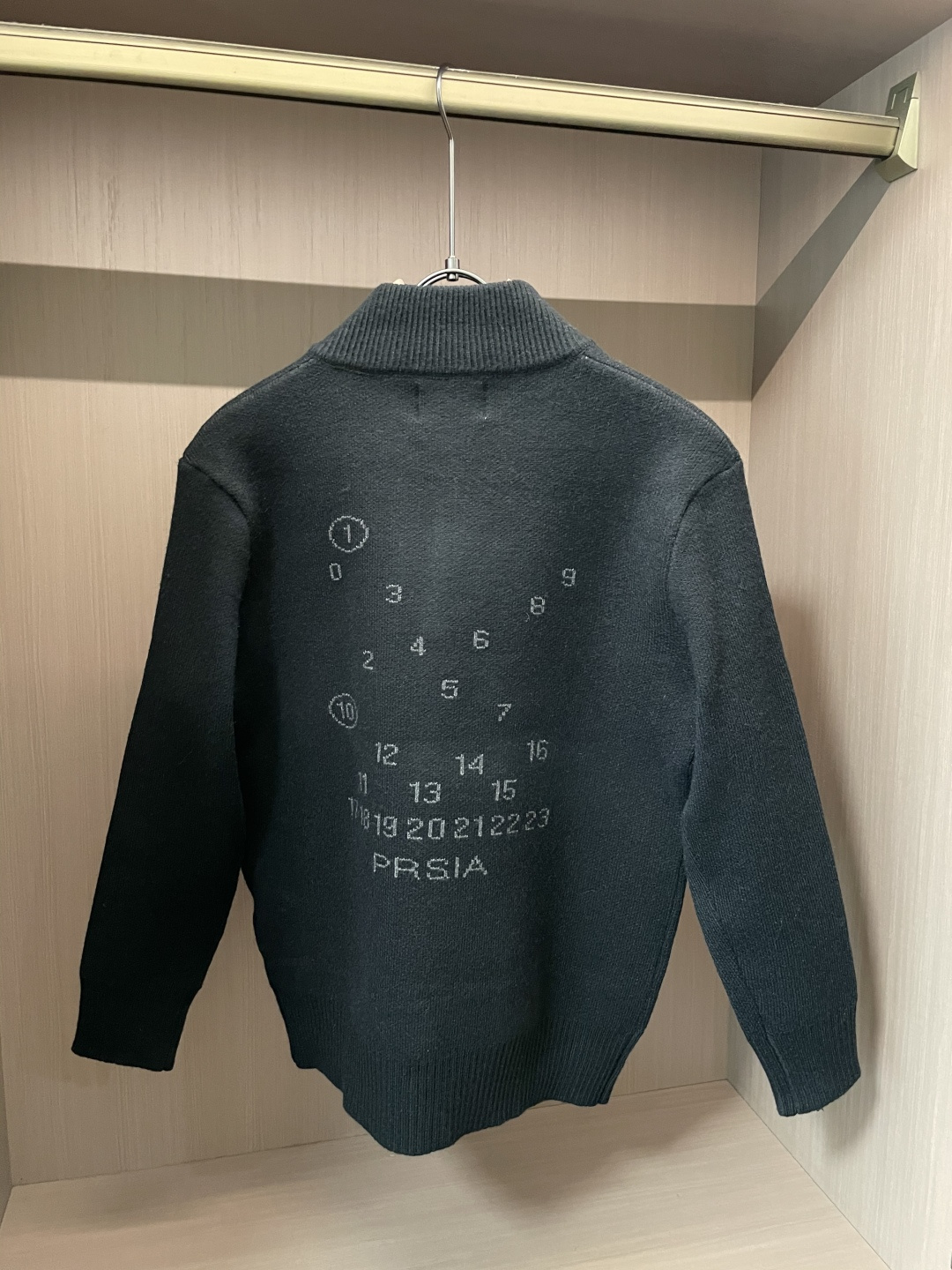 马吉拉 FW25秋冬新品经典开衫毛衣-对色定染羊毛混纺棉纱线，高克重高密度超高品质，毛料柔软细腻亲肤，触