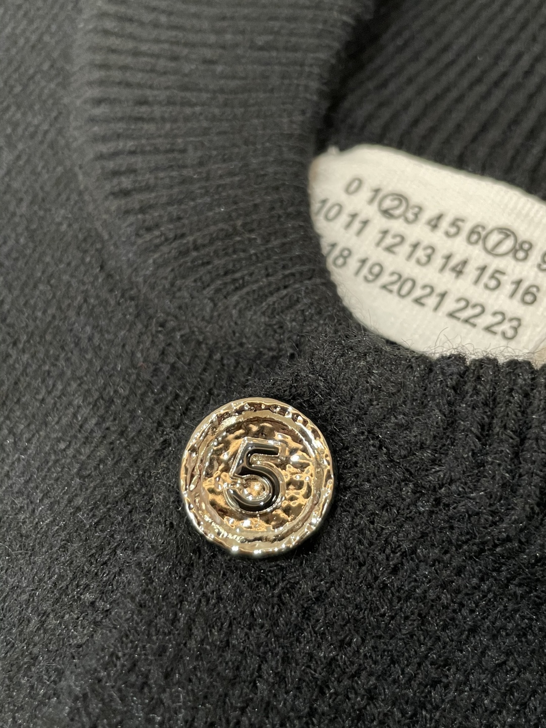 马吉拉 FW25秋冬新品经典开衫毛衣-对色定染羊毛混纺棉纱线，高克重高密度超高品质，毛料柔软细腻亲肤，触