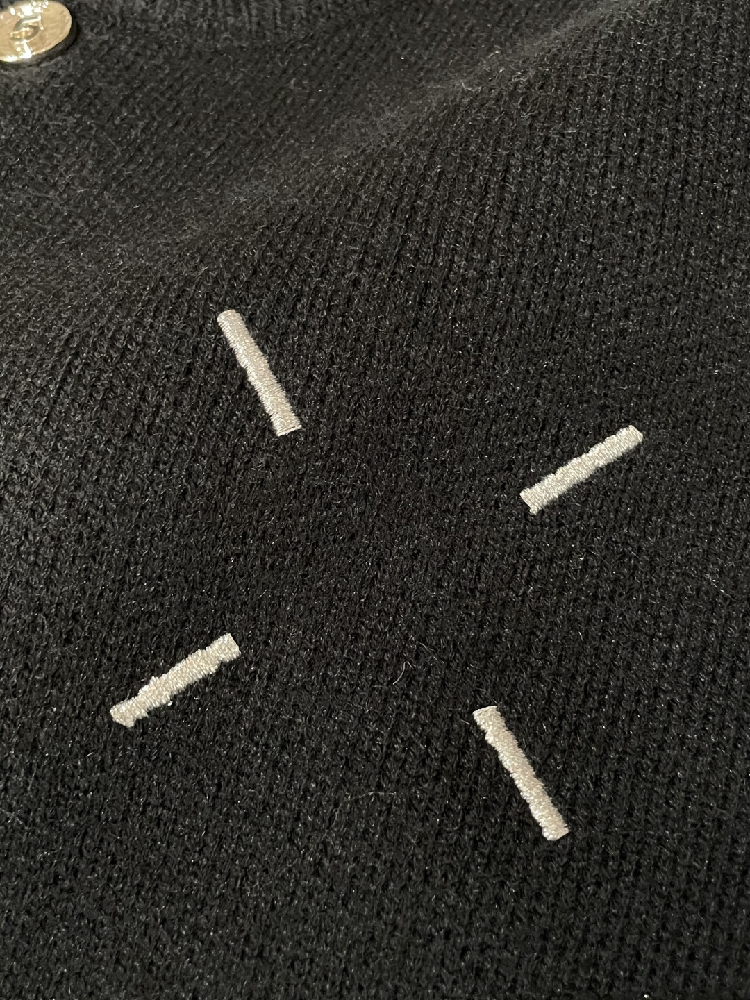 马吉拉 FW25秋冬新品经典开衫毛衣-对色定染羊毛混纺棉纱线，高克重高密度超高品质，毛料柔软细腻亲肤，触