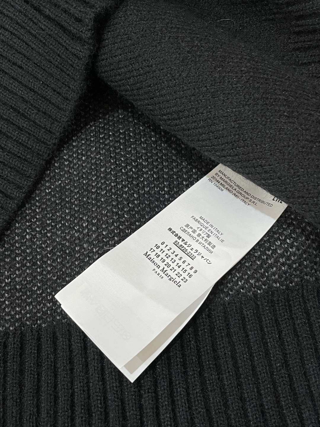 马吉拉 FW25秋冬新品经典开衫毛衣-对色定染羊毛混纺棉纱线，高克重高密度超高品质，毛料柔软细腻亲肤，触