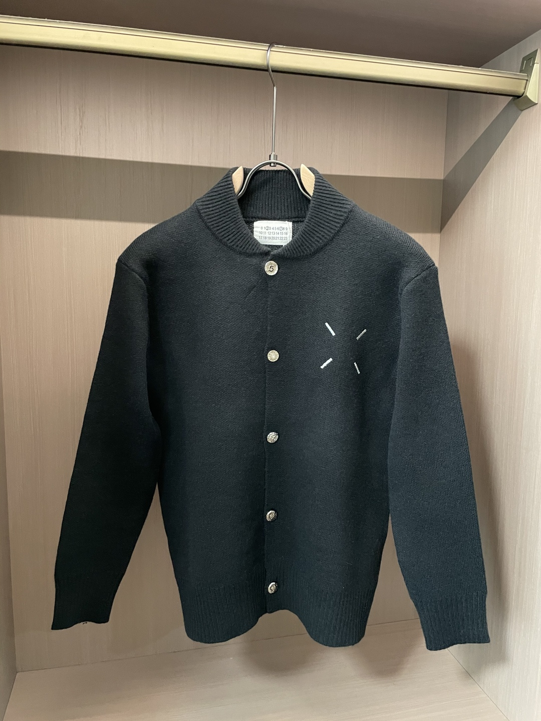 马吉拉 FW25秋冬新品经典开衫毛衣-对色定染羊毛混纺棉纱线，高克重高密度超高品质，毛料柔软细腻亲肤，触