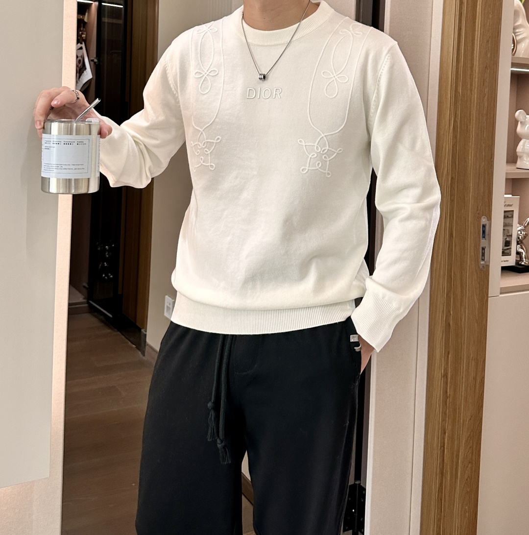 Dior 2025秋冬 高级定制 都市风十足 经典简约大气圆领打底针织毛衣。 采用进口羊毛混纺面料 柔软