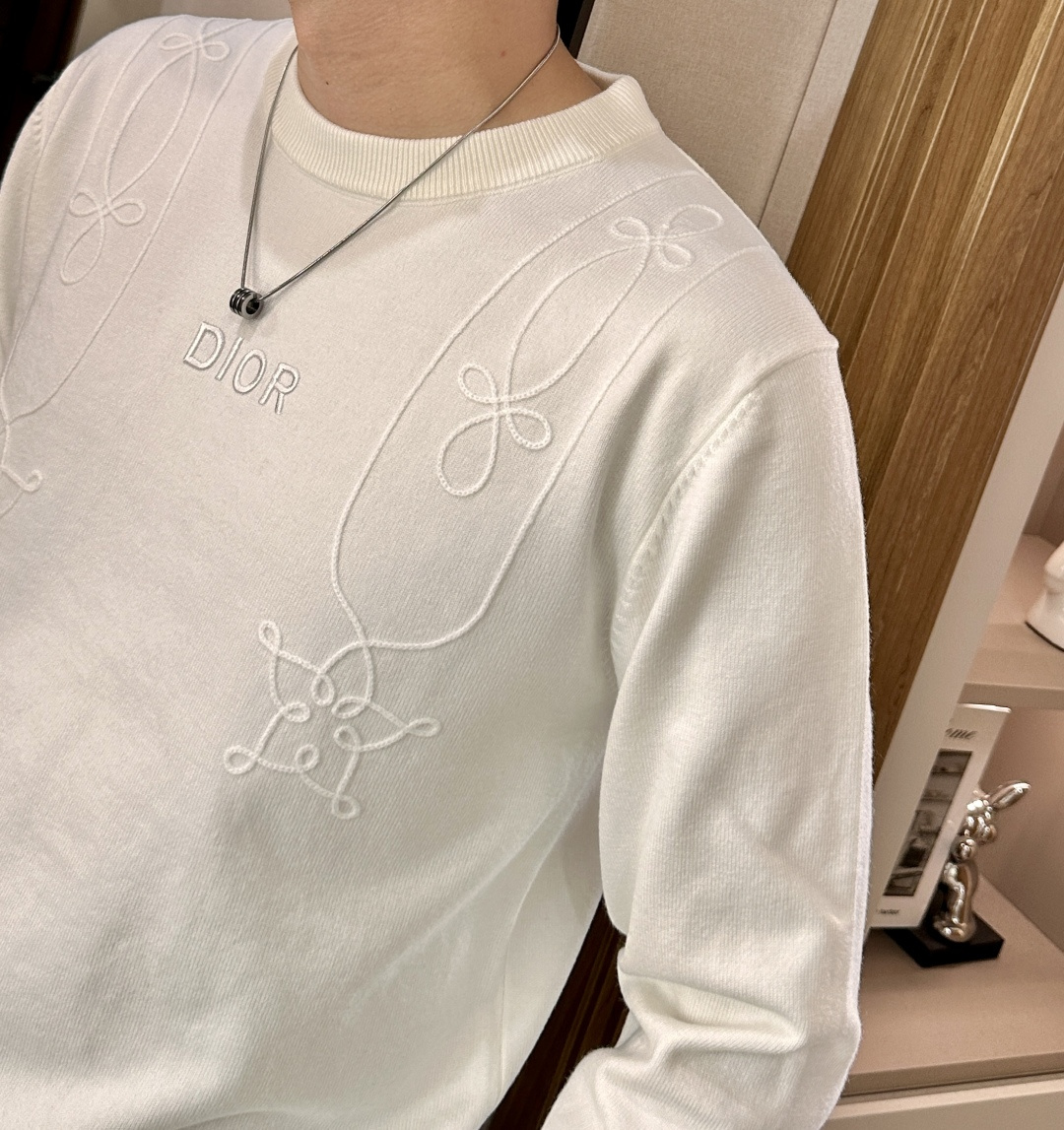 Dior 2025秋冬 高级定制 都市风十足 经典简约大气圆领打底针织毛衣。 采用进口羊毛混纺面料 柔软