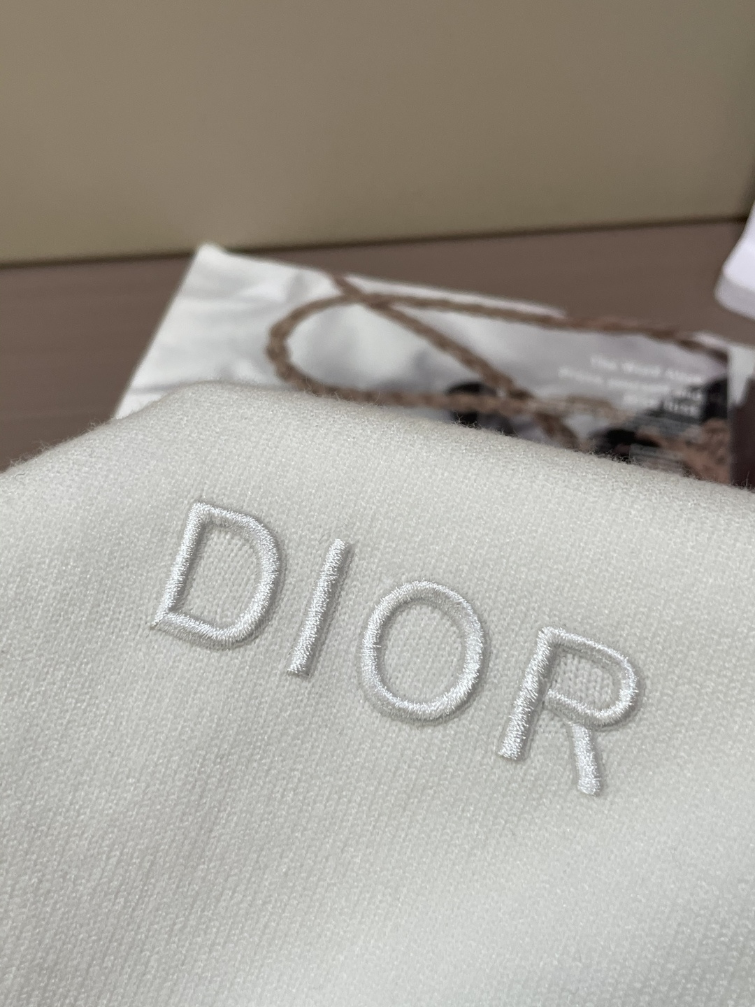 Dior 2025秋冬 高级定制 都市风十足 经典简约大气圆领打底针织毛衣。 采用进口羊毛混纺面料 柔软