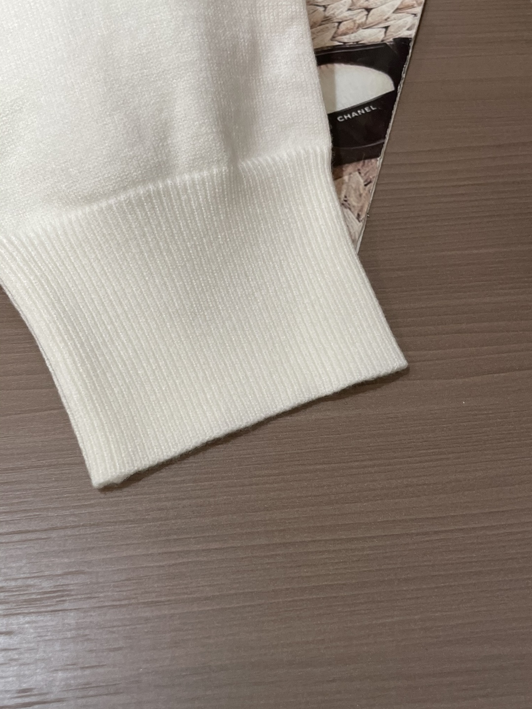 Dior 2025秋冬 高级定制 都市风十足 经典简约大气圆领打底针织毛衣。 采用进口羊毛混纺面料 柔软