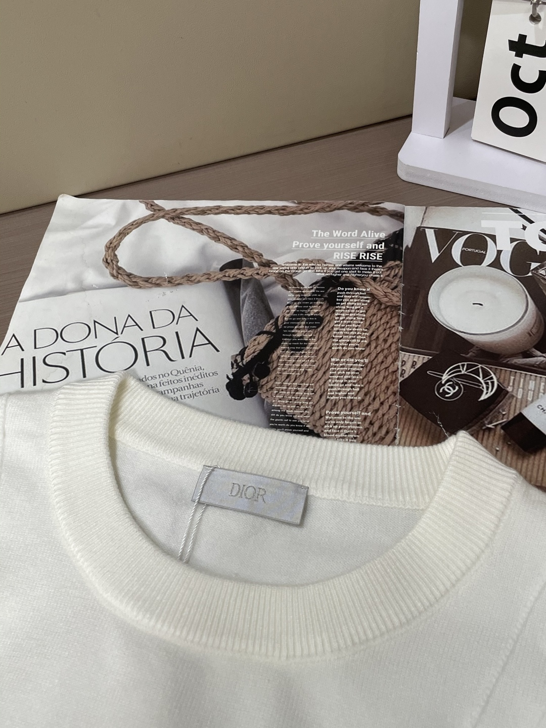 Dior 2025秋冬 高级定制 都市风十足 经典简约大气圆领打底针织毛衣。 采用进口羊毛混纺面料 柔软