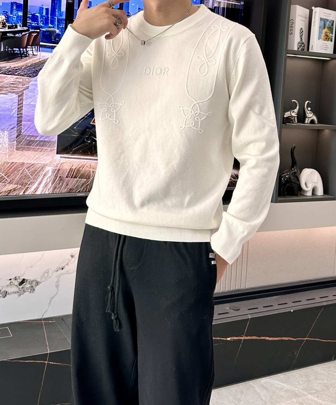 Dior 2025秋冬 高级定制 都市风十足 经典简约大气圆领打底针织毛衣。 采用进口羊毛混纺面料 柔软