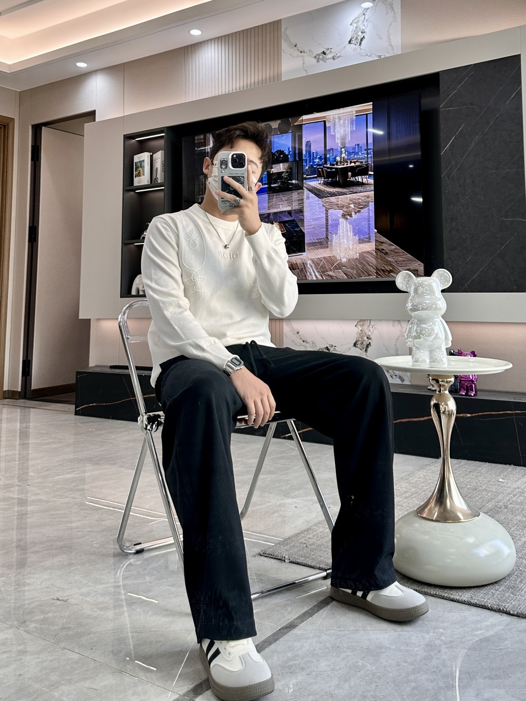 Dior 2025秋冬 高级定制 都市风十足 经典简约大气圆领打底针织毛衣。 采用进口羊毛混纺面料 柔软