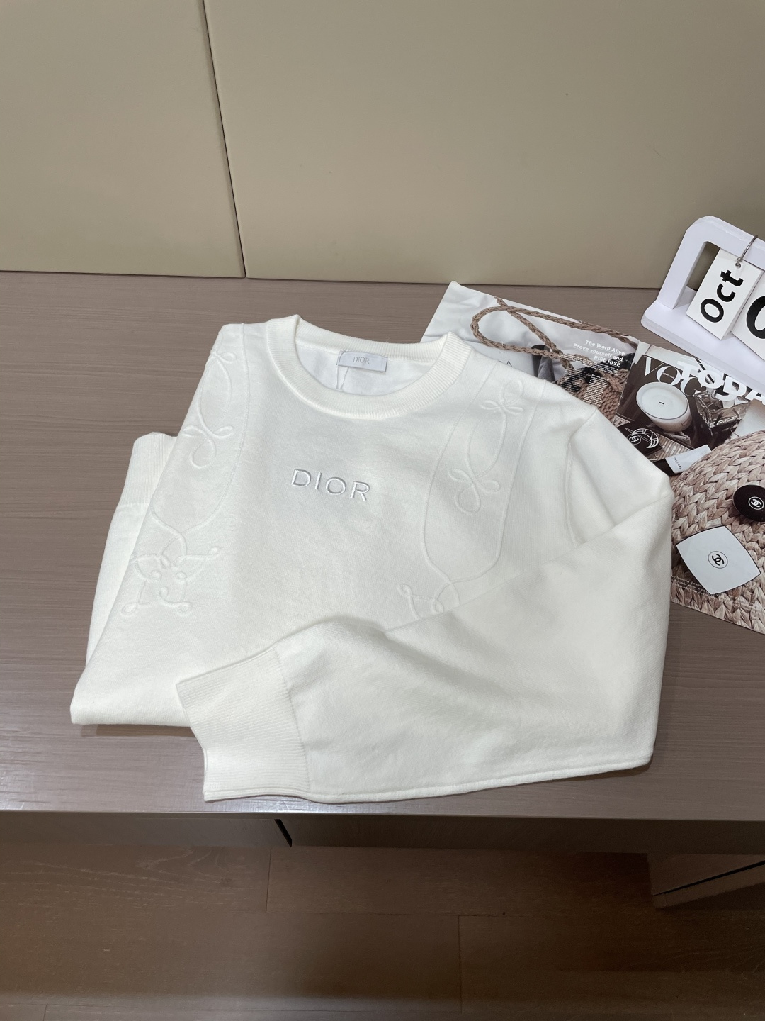 Dior 2025秋冬 高级定制 都市风十足 经典简约大气圆领打底针织毛衣。 采用进口羊毛混纺面料 柔软