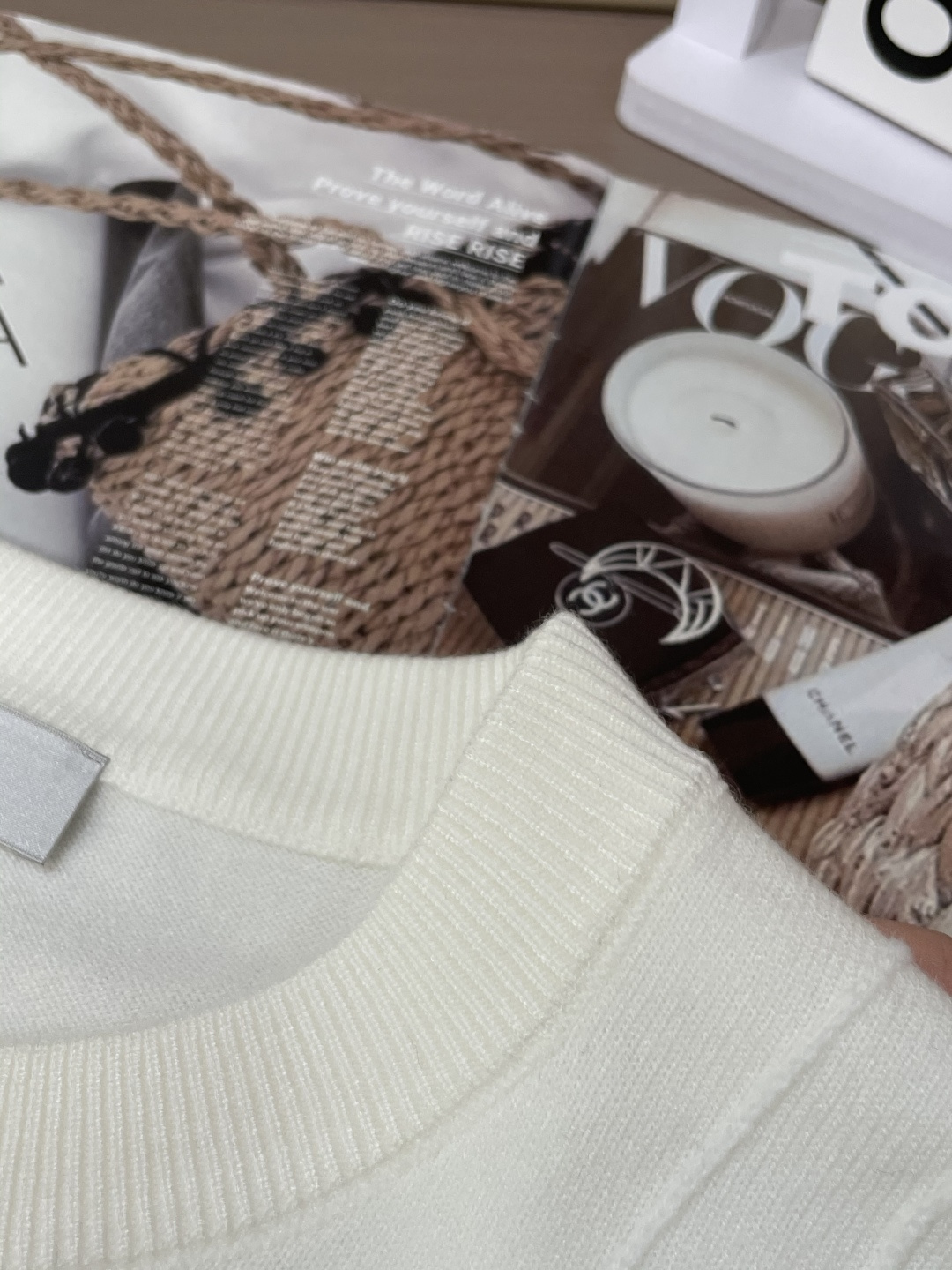 Dior 2025秋冬 高级定制 都市风十足 经典简约大气圆领打底针织毛衣。 采用进口羊毛混纺面料 柔软