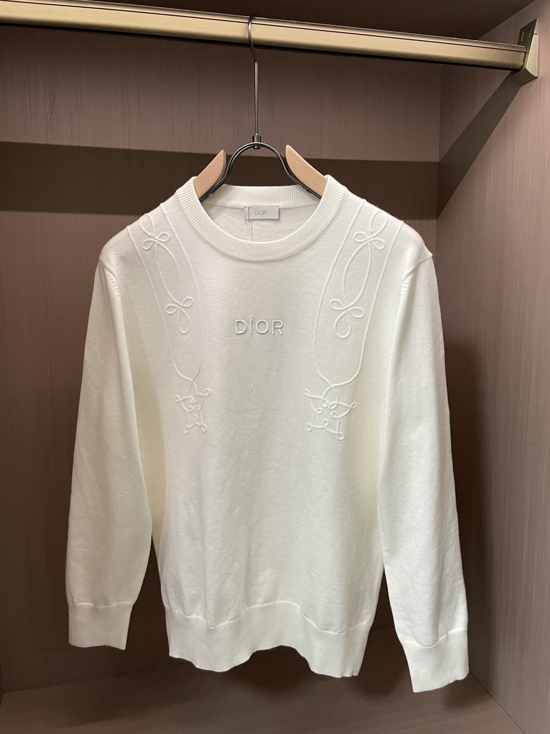 Dior 2025秋冬 高级定制 都市风十足 经典简约大气圆领打底针织毛衣。 采用进口羊毛混纺面料 柔软