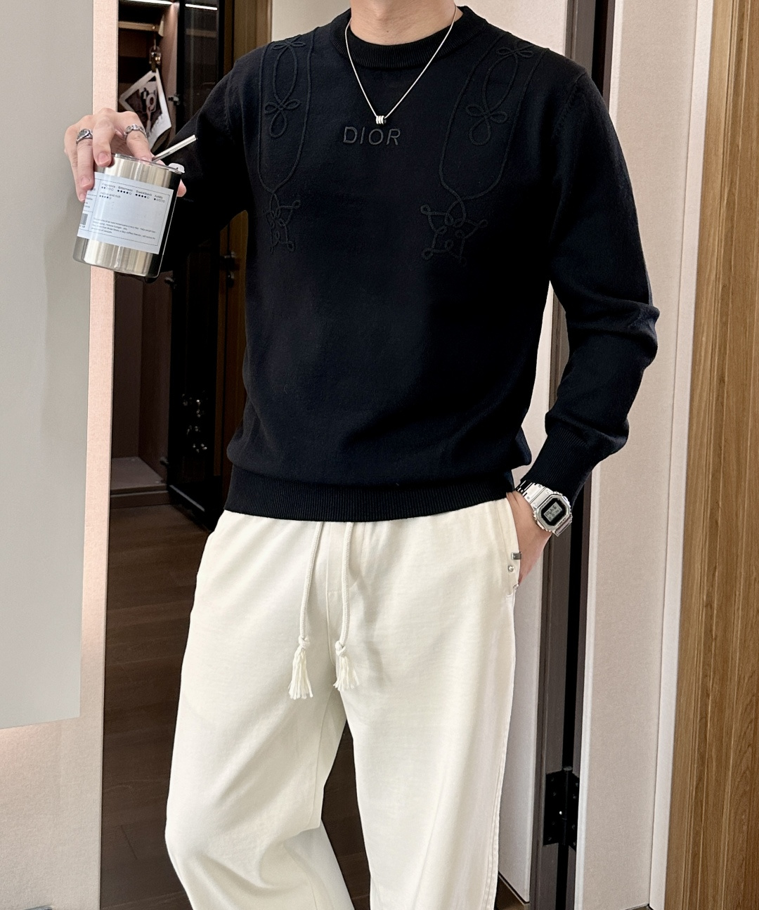 Dior 2025秋冬 高级定制 都市风十足 经典简约大气圆领打底针织毛衣。 采用进口羊毛混纺面料 柔软