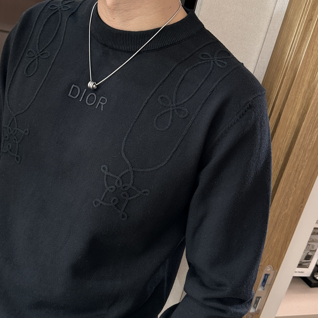 Dior 2025秋冬 高级定制 都市风十足 经典简约大气圆领打底针织毛衣。 采用进口羊毛混纺面料 柔软