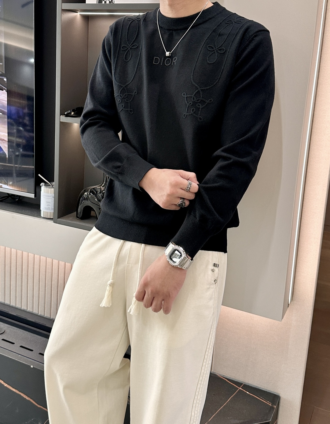 Dior 2025秋冬 高级定制 都市风十足 经典简约大气圆领打底针织毛衣。 采用进口羊毛混纺面料 柔软